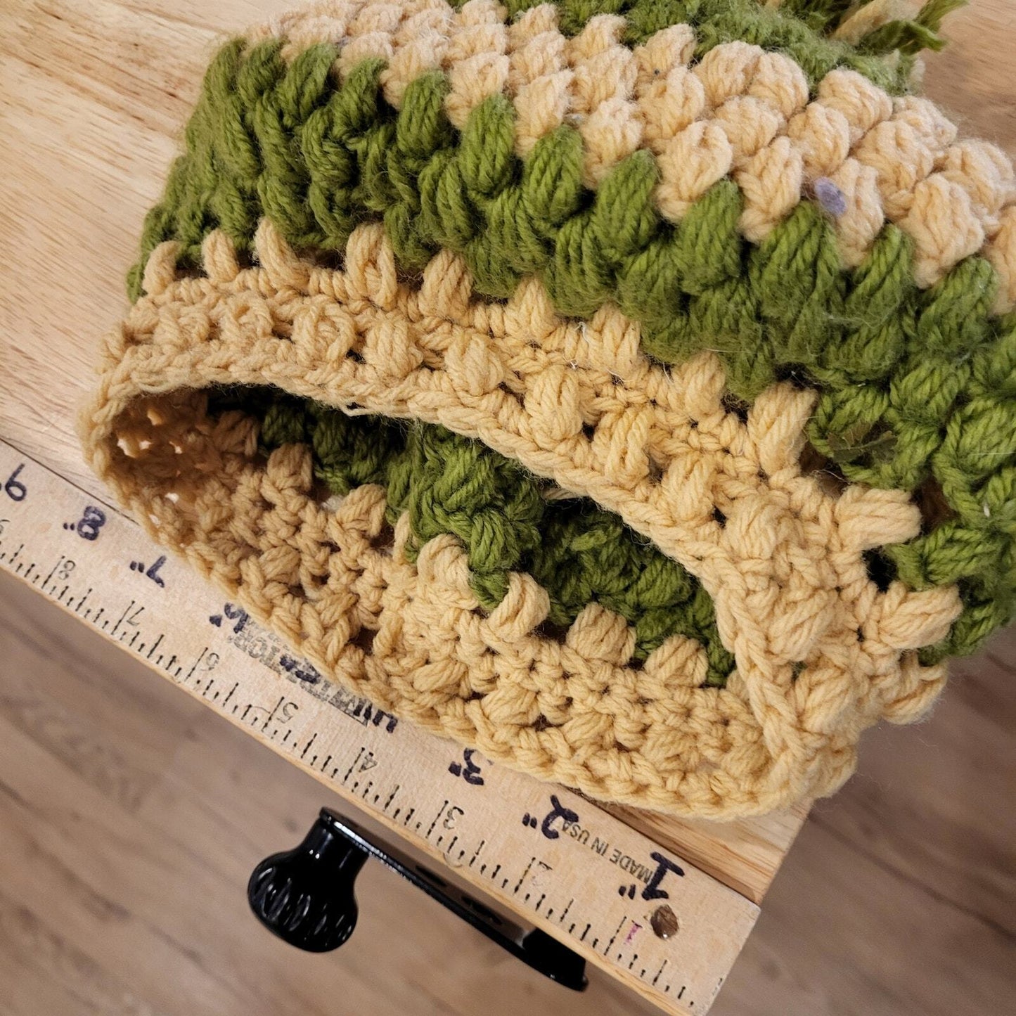 Green hand knit beret top pom pom golf vintage striped crocheted