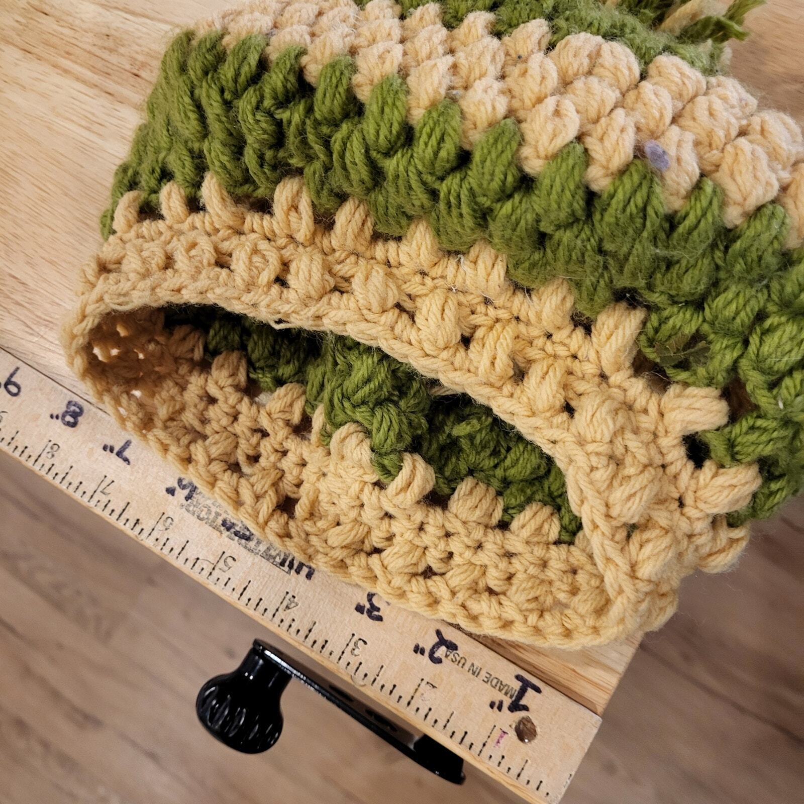 Green hand knit beret top pom pom golf vintage striped crocheted