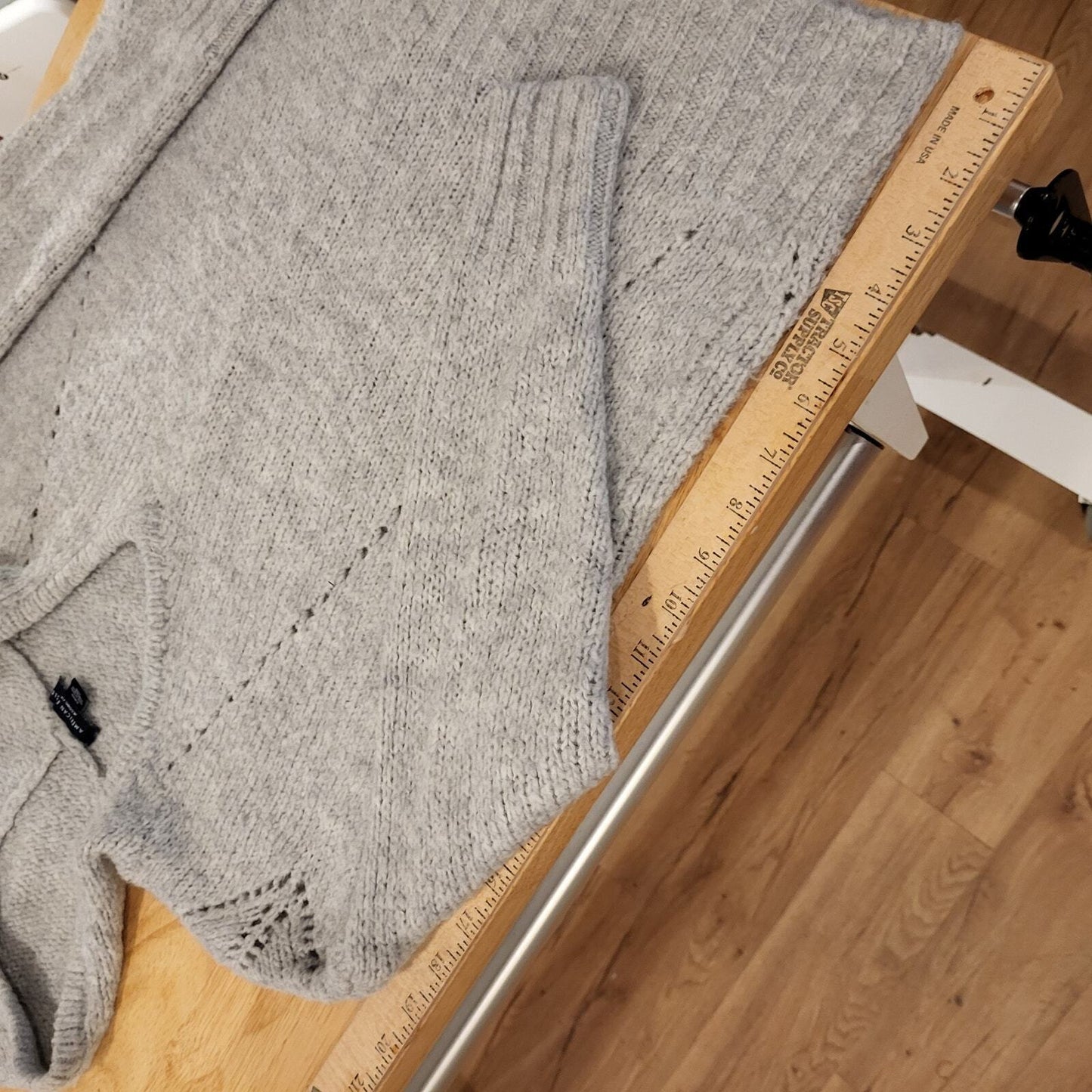 American Eagle Jegging Fit Small Gray Pullover Hooded Sweater Knit Detail