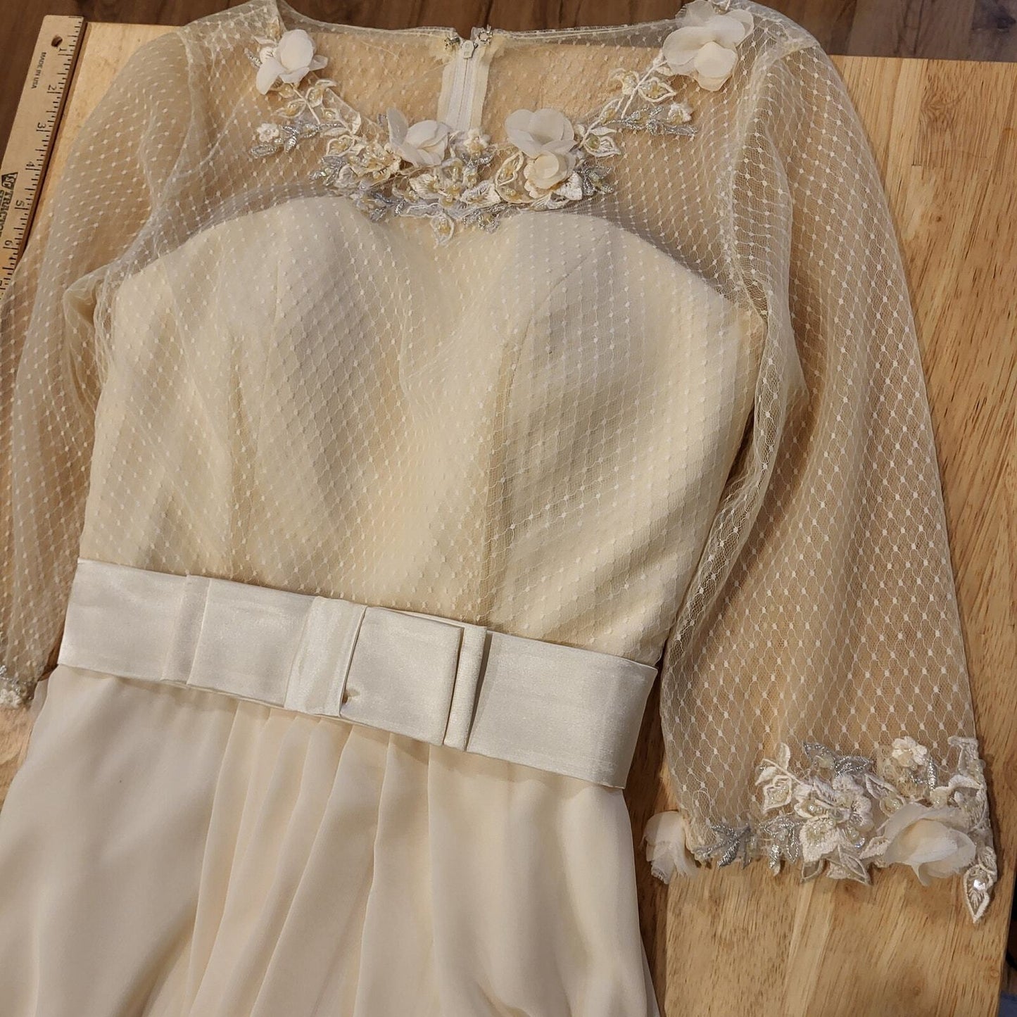 Beautiful Cream formal Wedding Gown Lace Overlay Satin Ribbon 26" waist