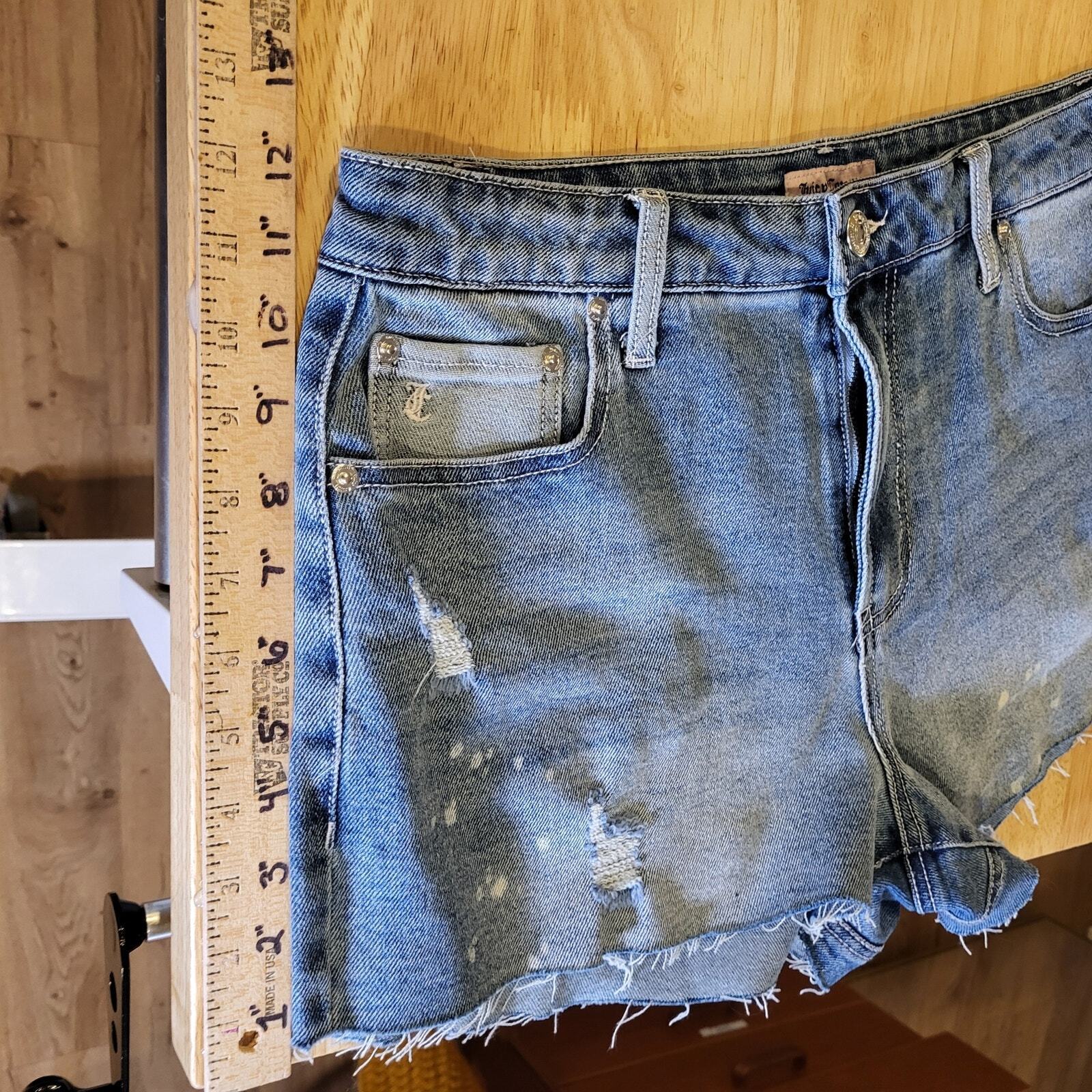 Juicy Couture Two of Hearts Medium Wash 30 Cutoff Jean Shorts zip 