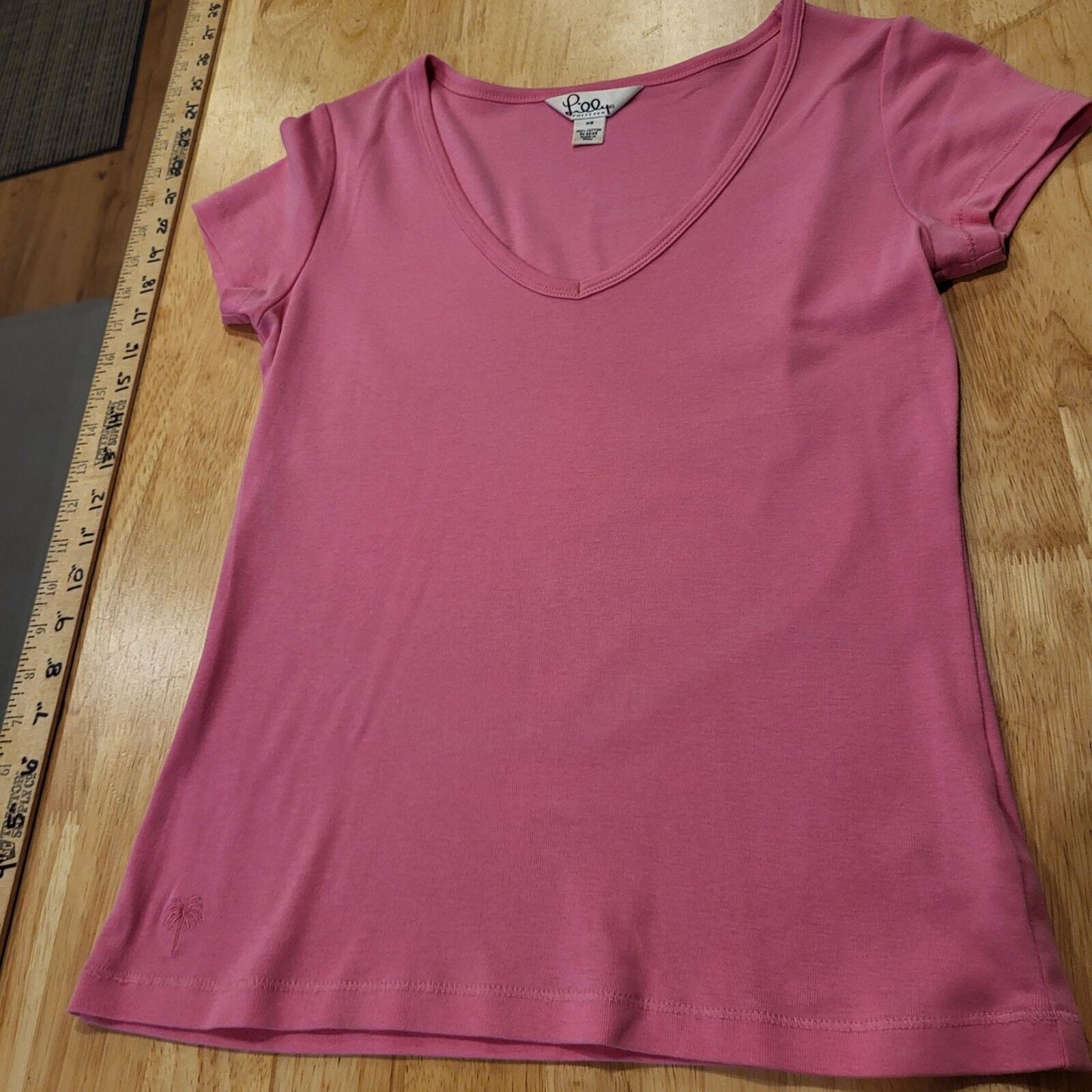 Lilly Pulitzer pink v-neck 100% Pima cotton t-shirt small
