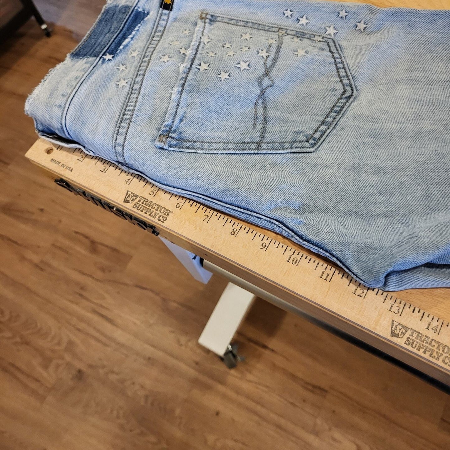 Lucky Brand Star Embroidered Light Wash Distressed Sienna Slim Boyfriend 0/25