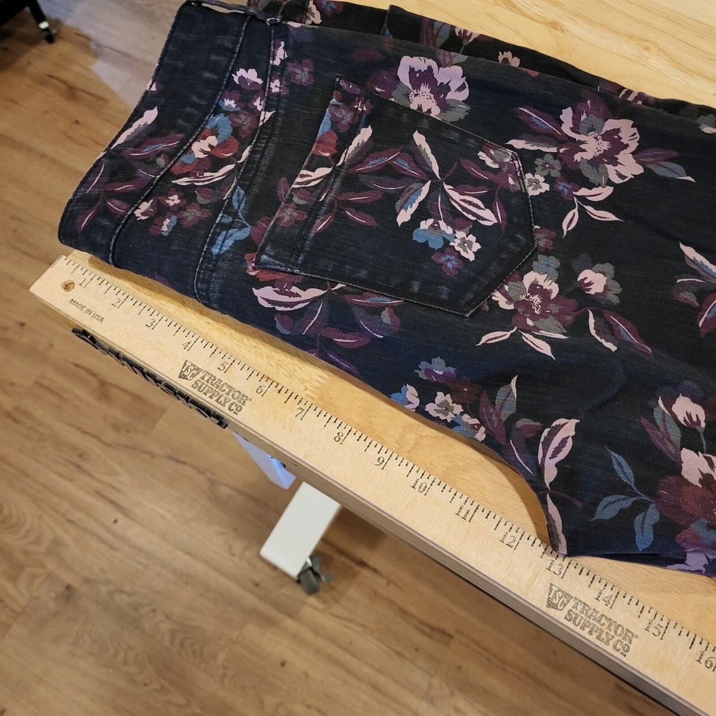 Black Background Floral Bandolino Size 12 Straight Leg Jeans Amy Pockets 