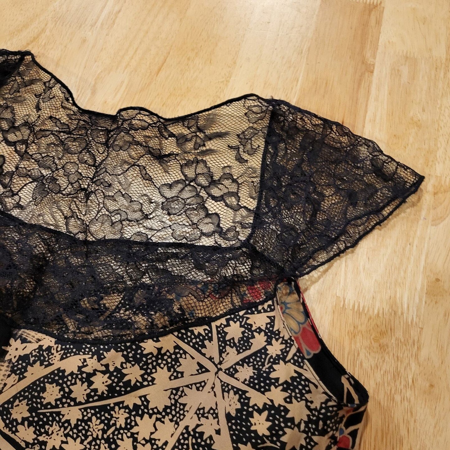 100% Silk Size 6 Floral Asian Print Blouse Lace Neck Details 18" P2P 20" Sh-Hem