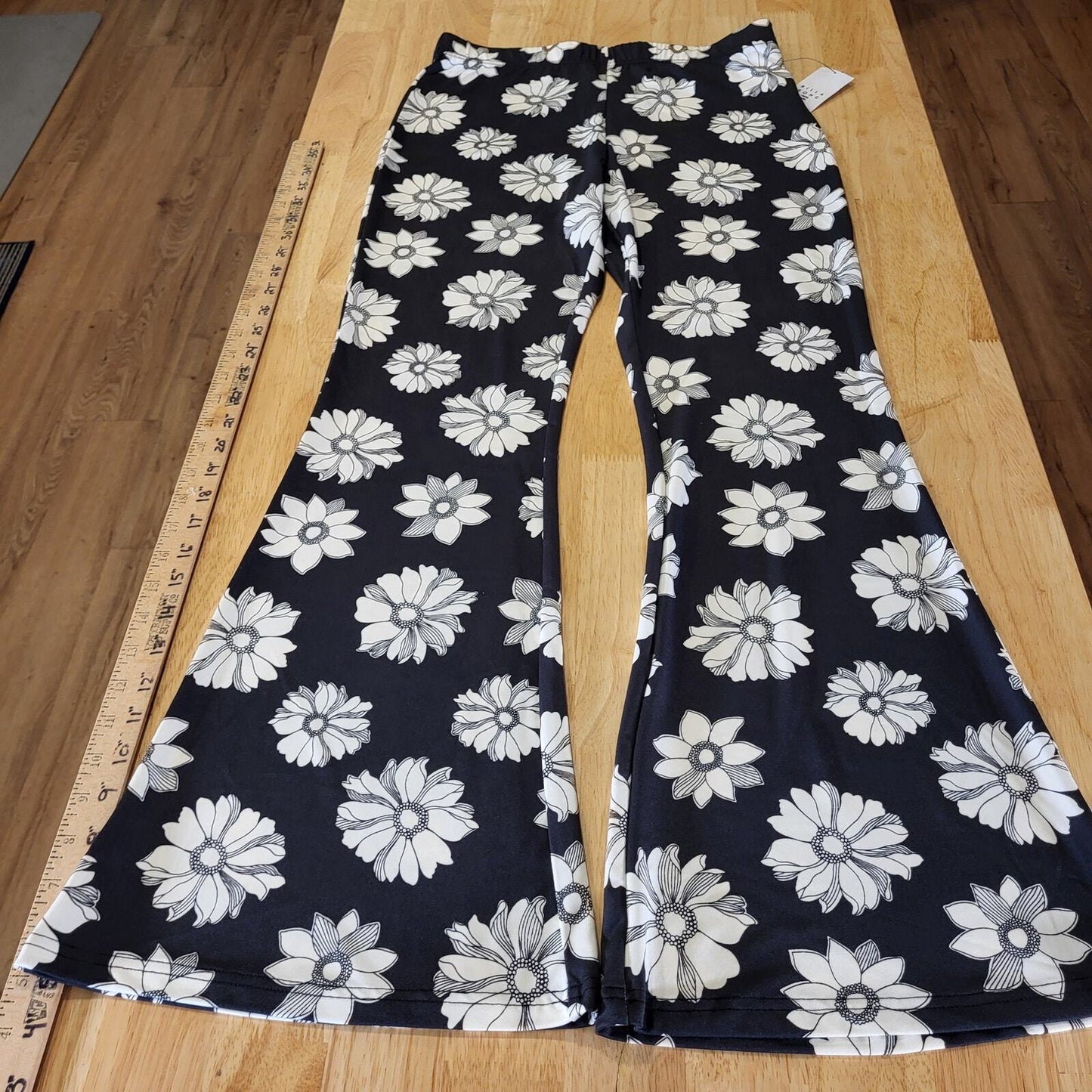 New with tag Billabong Daisy print black and white elastic waist bell bottom L
