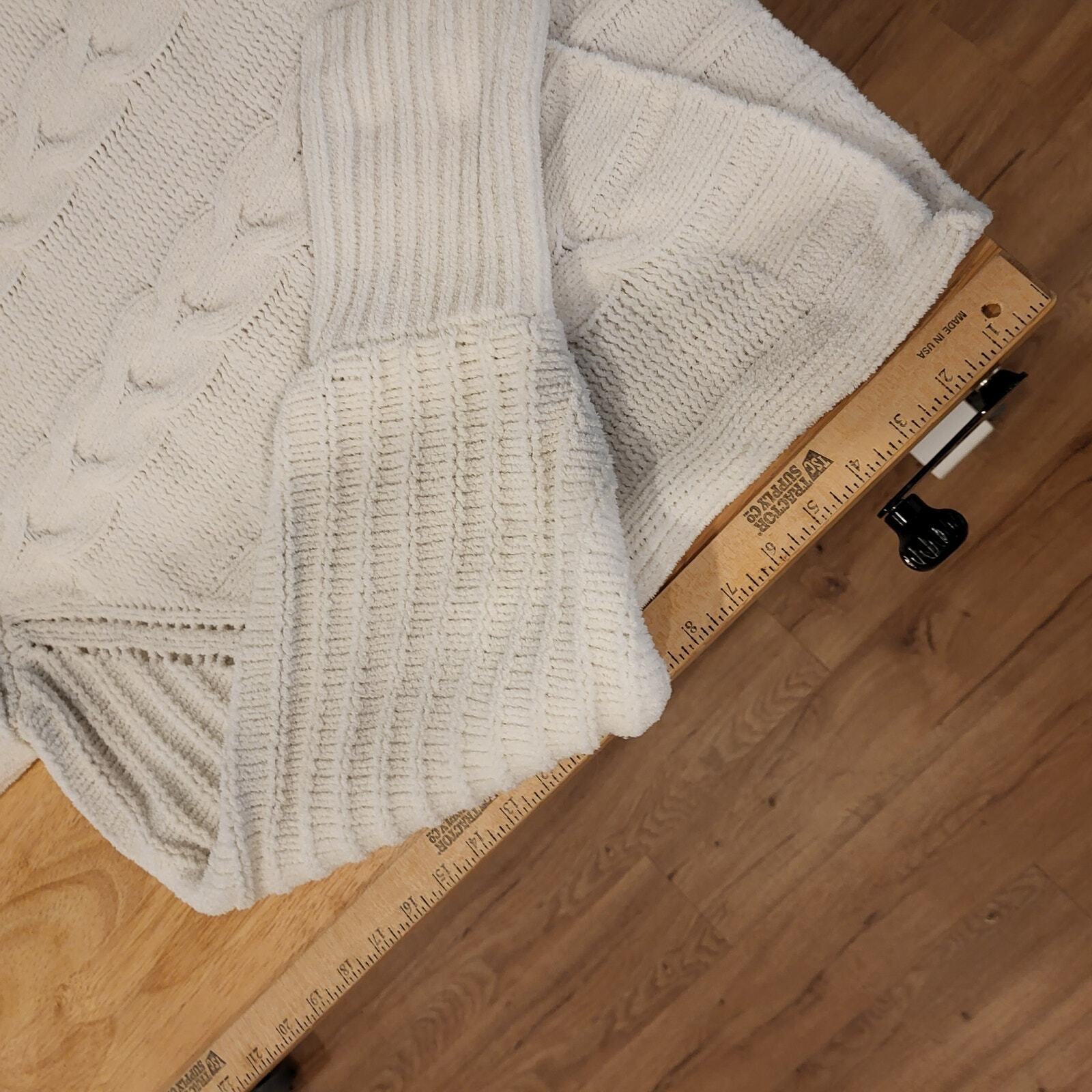 Fluffy White Chunky Knit Sweater Turtle Neck Batwing 29" Pit 2 Pit