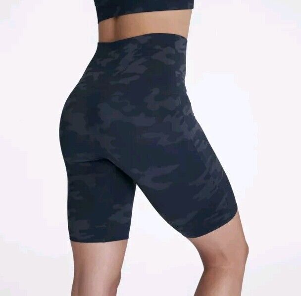 NWT  SPANX 50180R Look At Me Now Bike Shorts in Black Camo, Size M