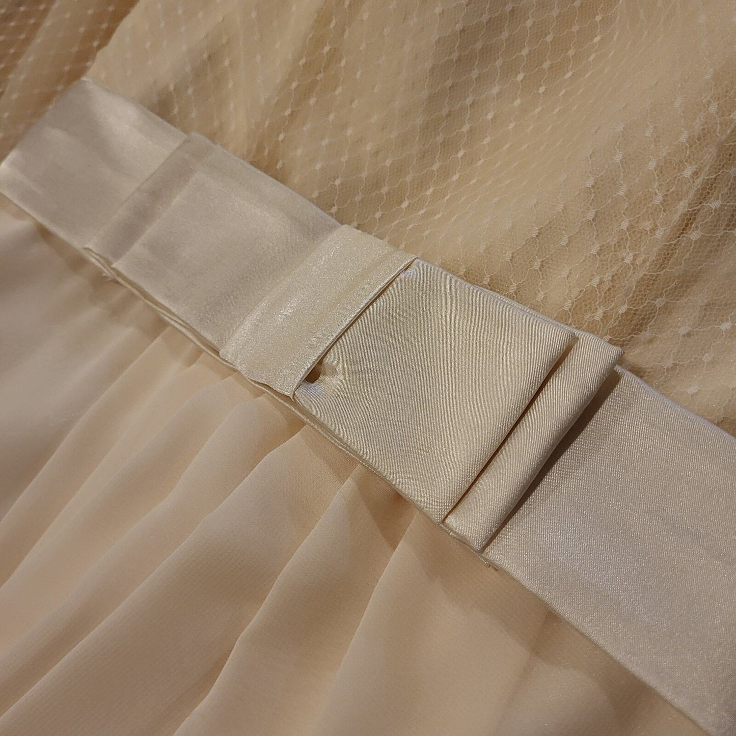 Beautiful Cream formal Wedding Gown Lace Overlay Satin Ribbon 26" waist