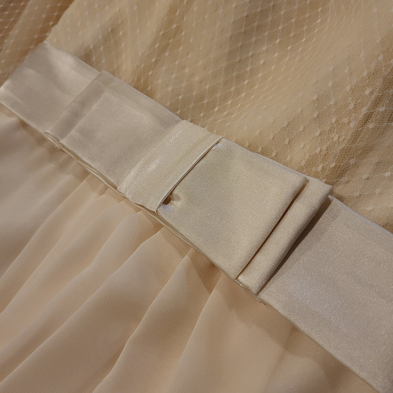 Beautiful Cream formal Wedding Gown Lace Overlay Satin Ribbon 26" waist
