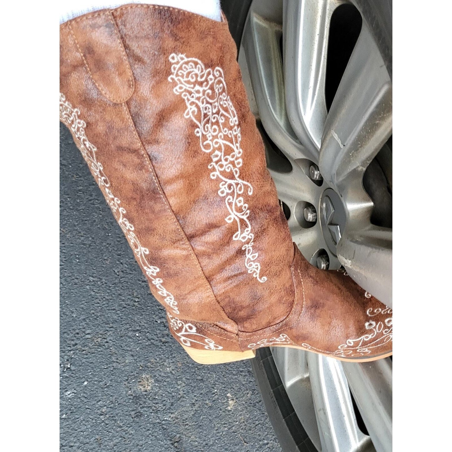Southern Friend Chic Cheer Cowboy Boots Pointed Toe White Floral Embroidered 9.5