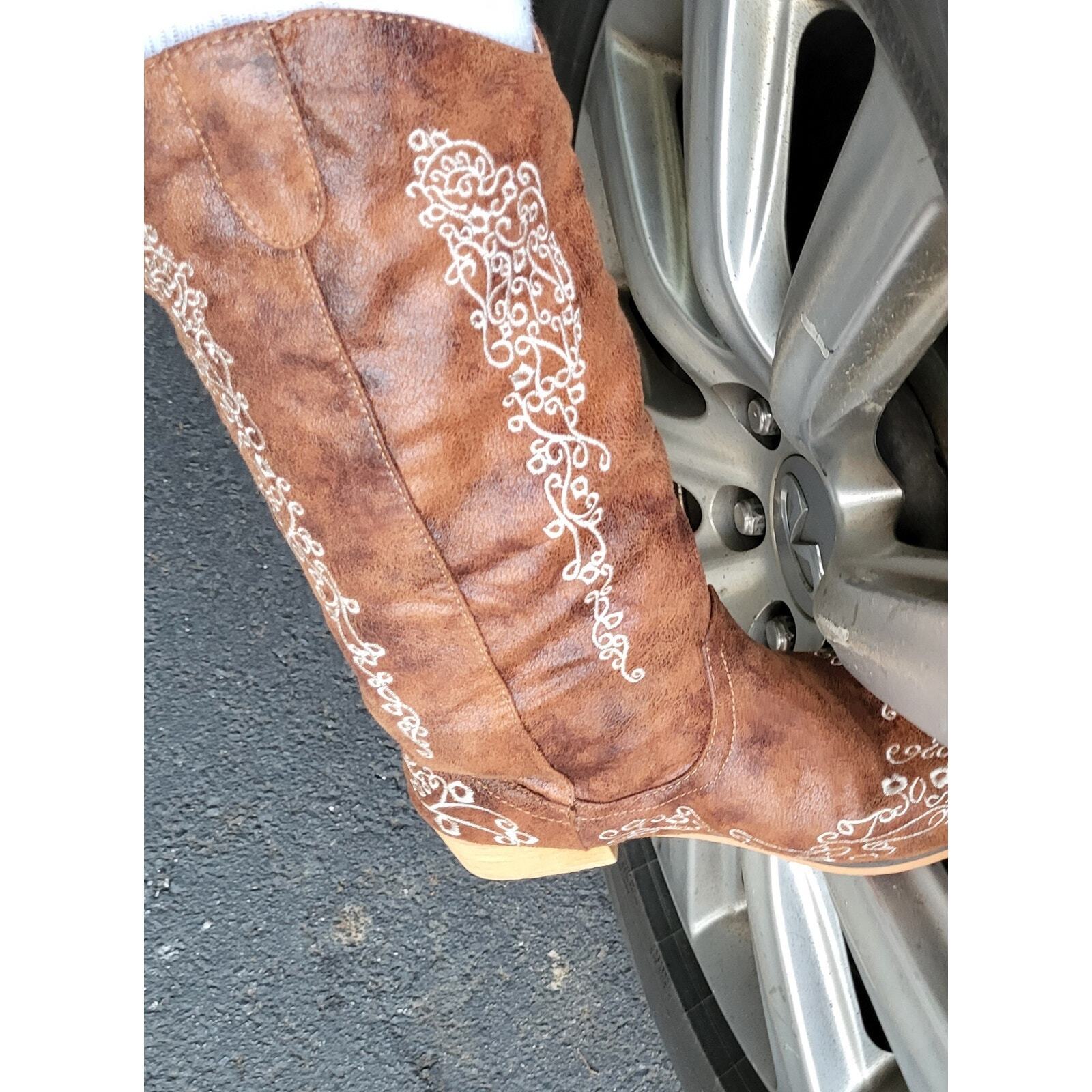 Southern Friend Chic Cheer Cowboy Boots Pointed Toe White Floral Embroidered 9.5