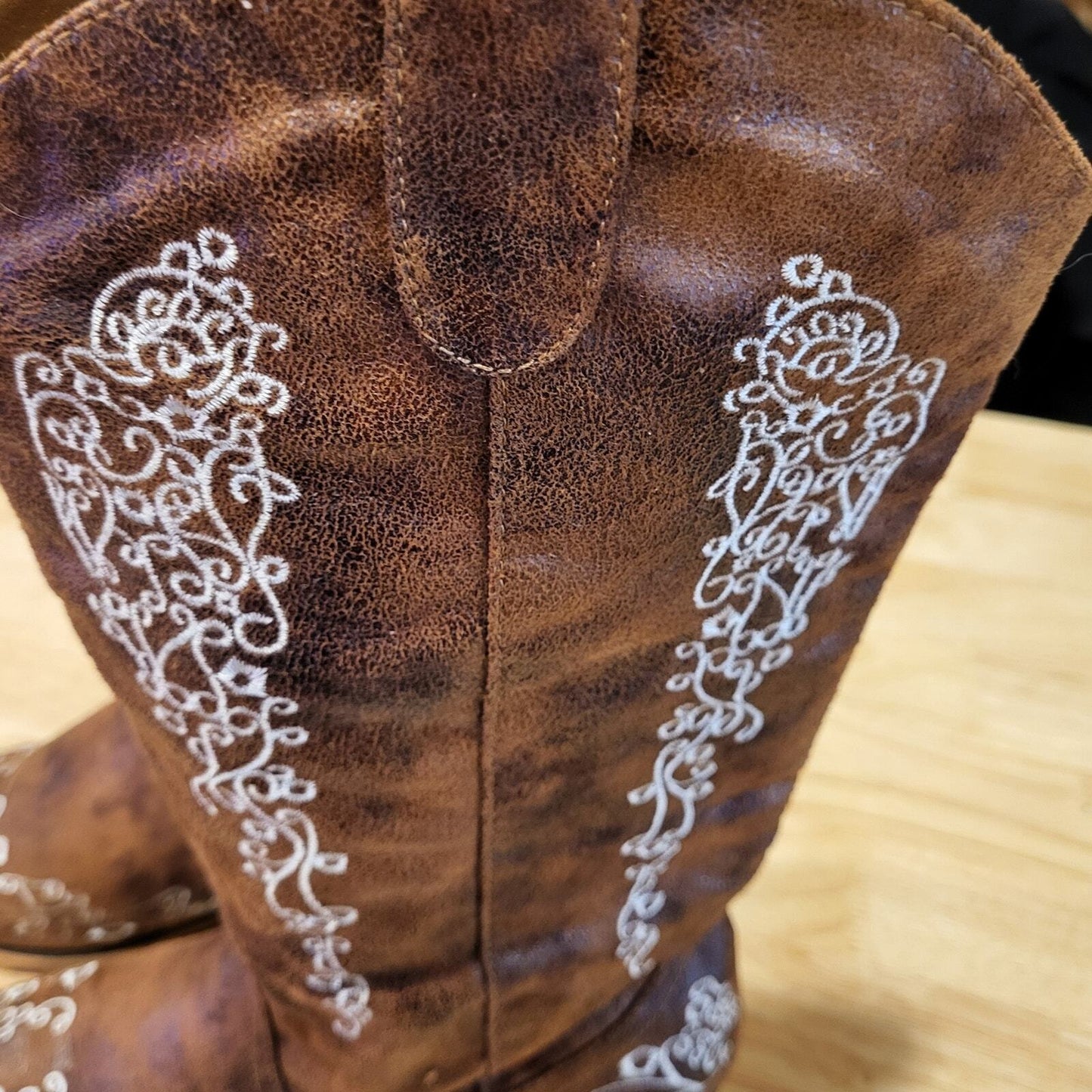 Southern Friend Chic Cheer Cowboy Boots Pointed Toe White Floral Embroidered 9.5