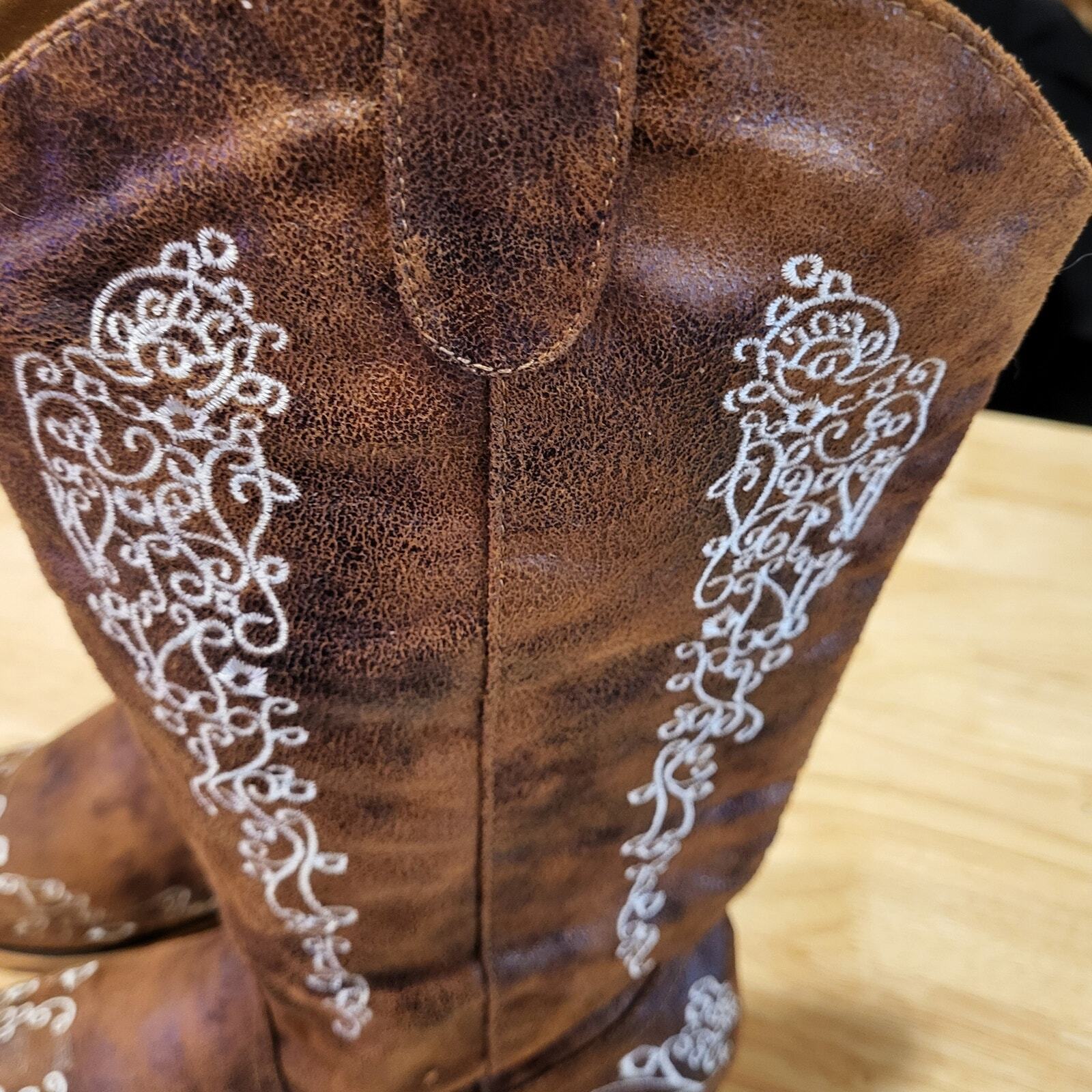 Southern Friend Chic Cheer Cowboy Boots Pointed Toe White Floral Embroidered 9.5