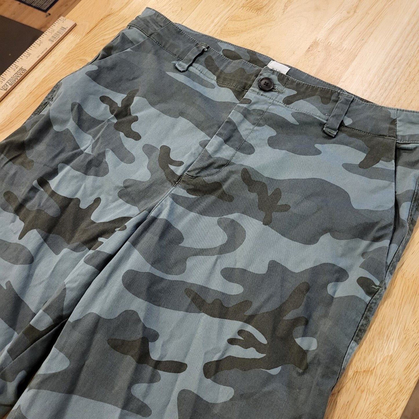 Gap size 8 Girlfriend Khakis Green camouflage  straight leg button zip 32" Waist