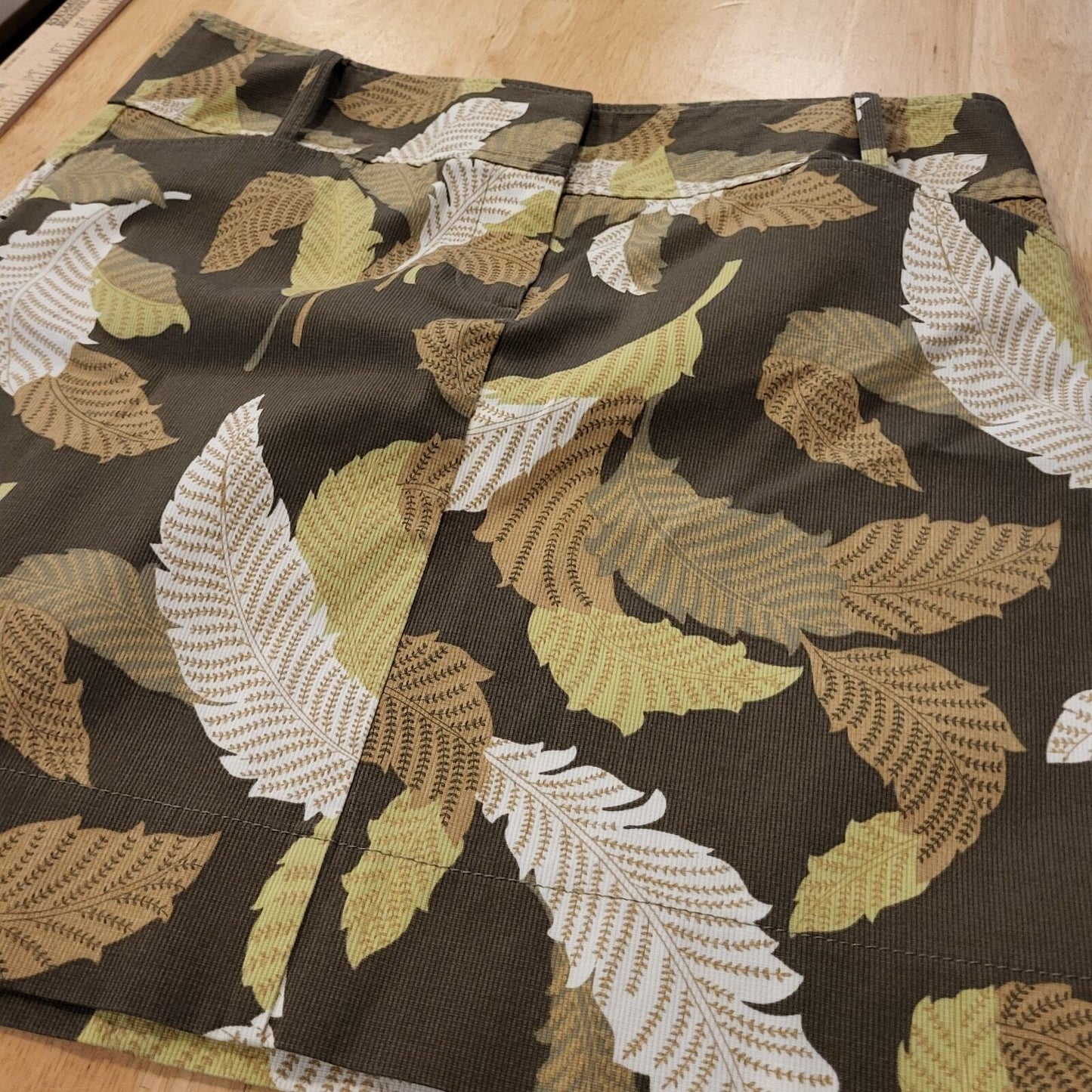 Ann Taylor Green Botanical print mini skirt pockets 30 in Waist 17-in length 6p