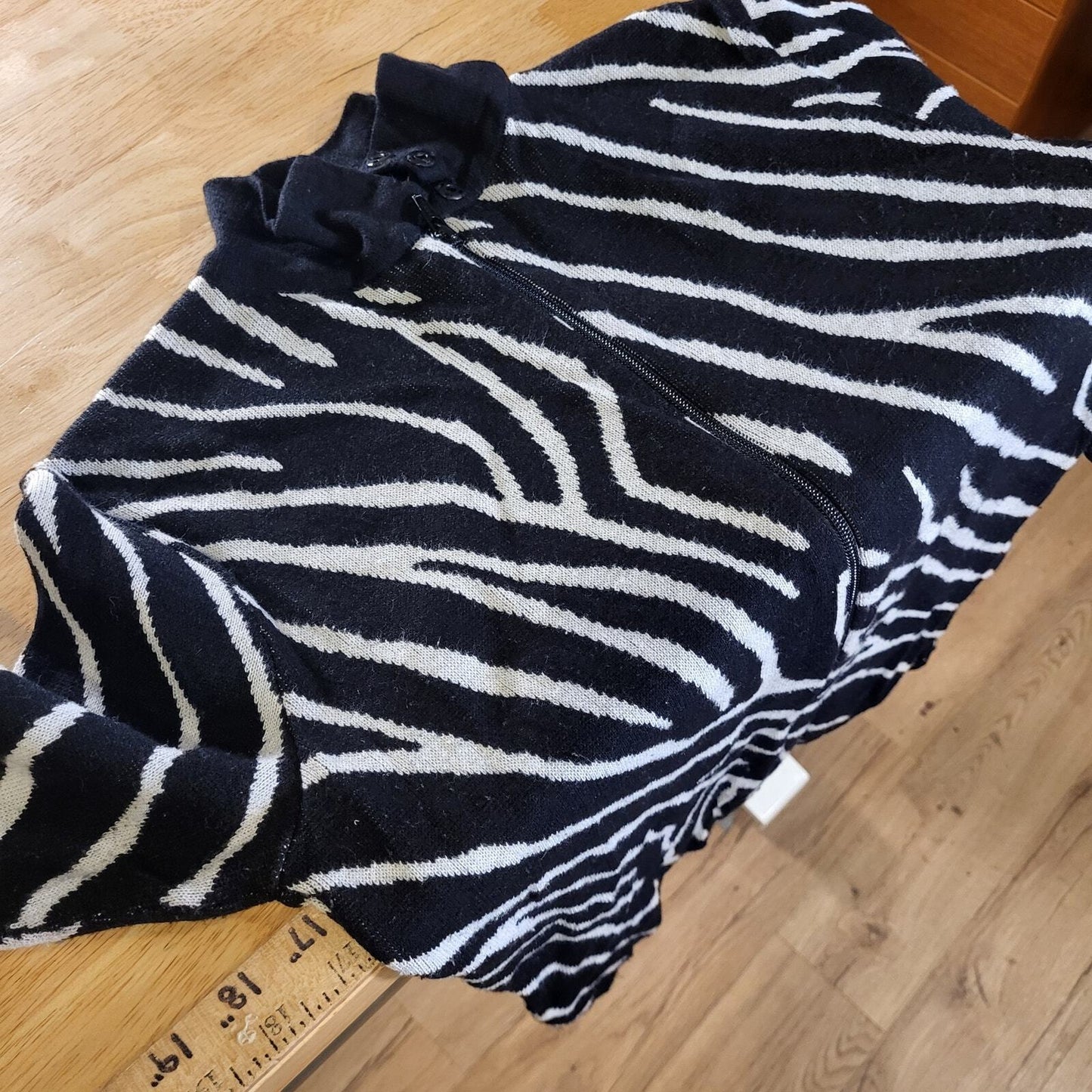 Venini Made in USA Black Zebra Close Knit Zip Mock Neck Snap Closure  Small 