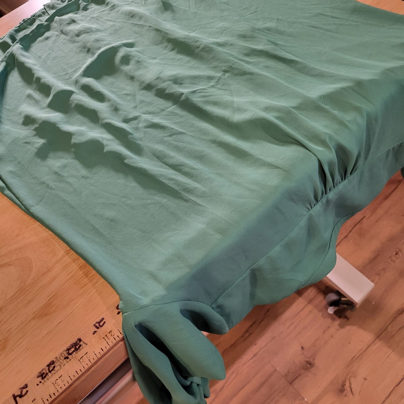 BCBGMAXAZRIA Green Rayon 3/4 length sleeve Blouse XS Pleated 20" Pit to pit 