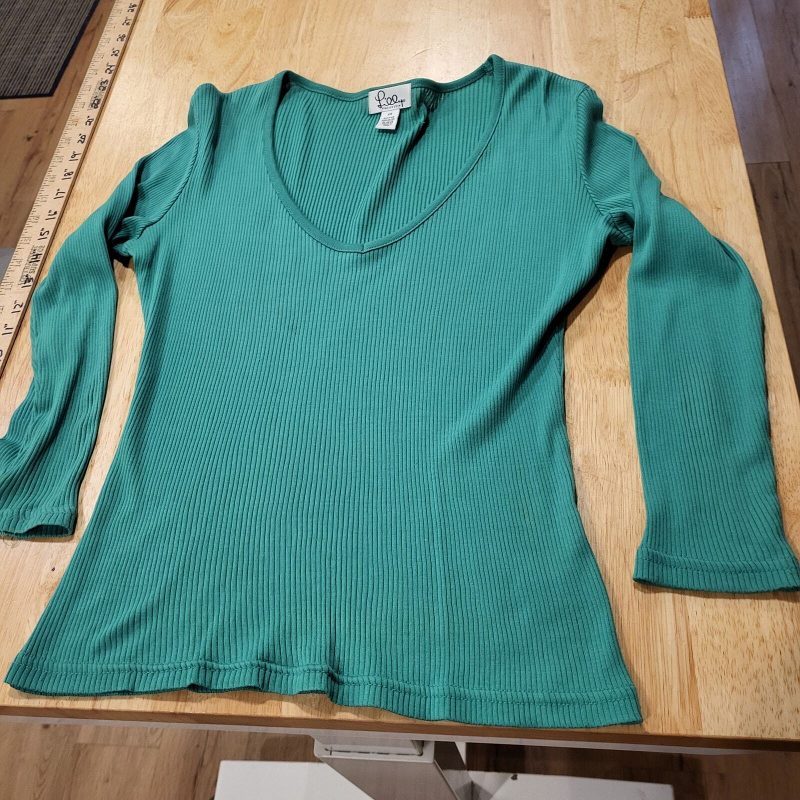 Lilly Pulitzer green long sleeve v-neck 100% cotton xsmall