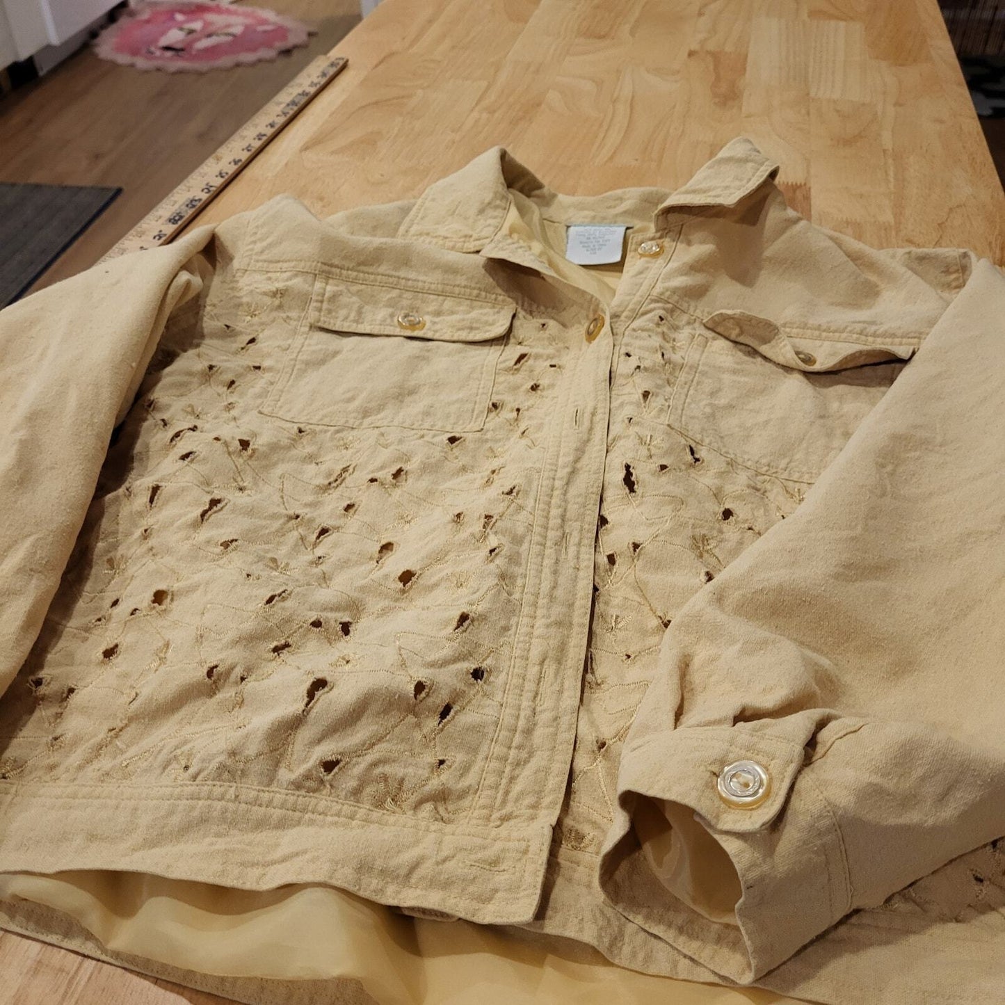 220 Hickory Raw Silk Pastel Yellow Cutout Floral Lined Button Collar 22" P2P