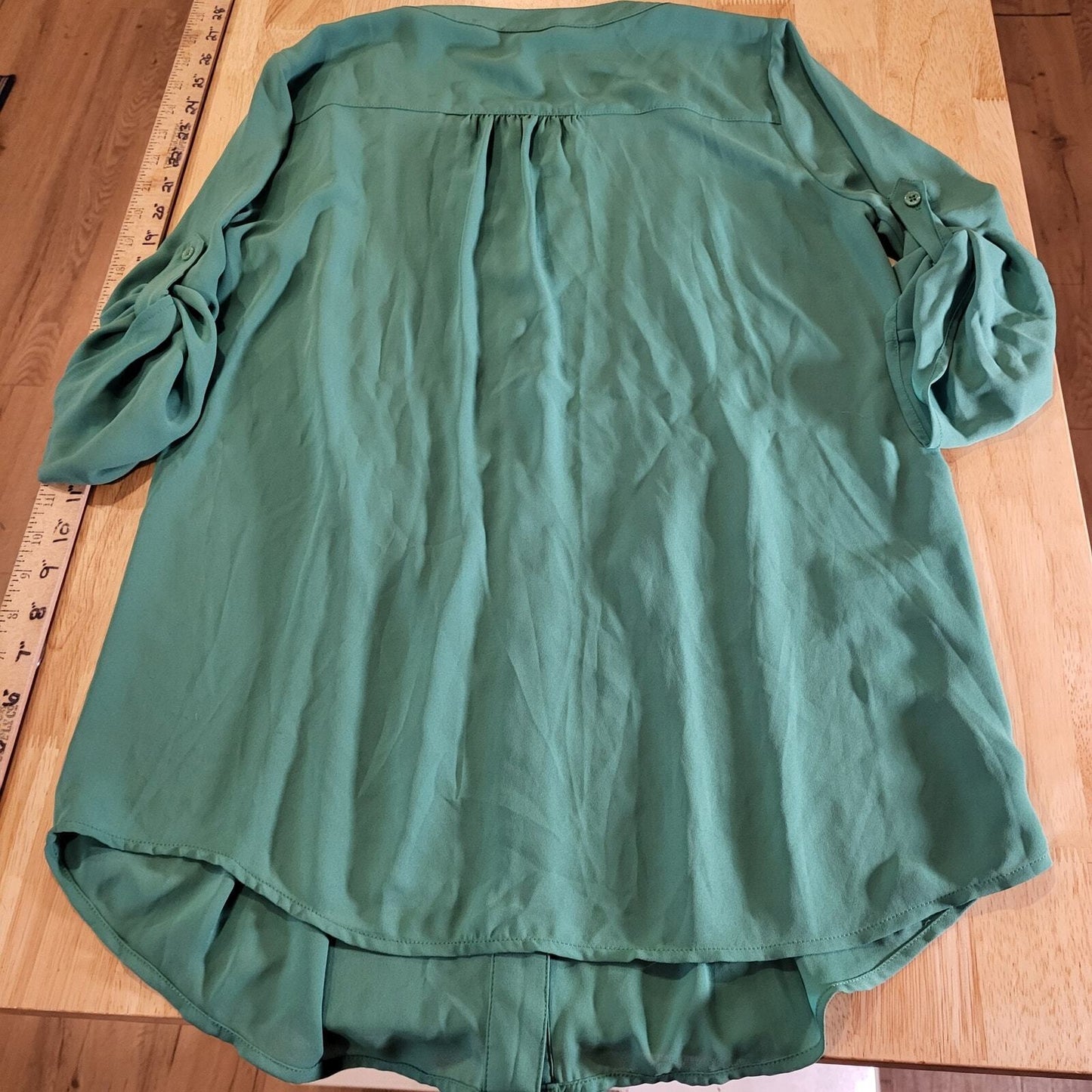 BCBGMAXAZRIA Green Rayon 3/4 length sleeve Blouse XS Pleated 20" Pit to pit 
