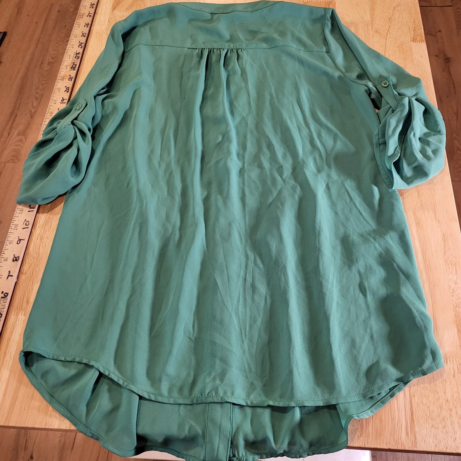 BCBGMAXAZRIA Green Rayon 3/4 length sleeve Blouse XS Pleated 20" Pit to pit 