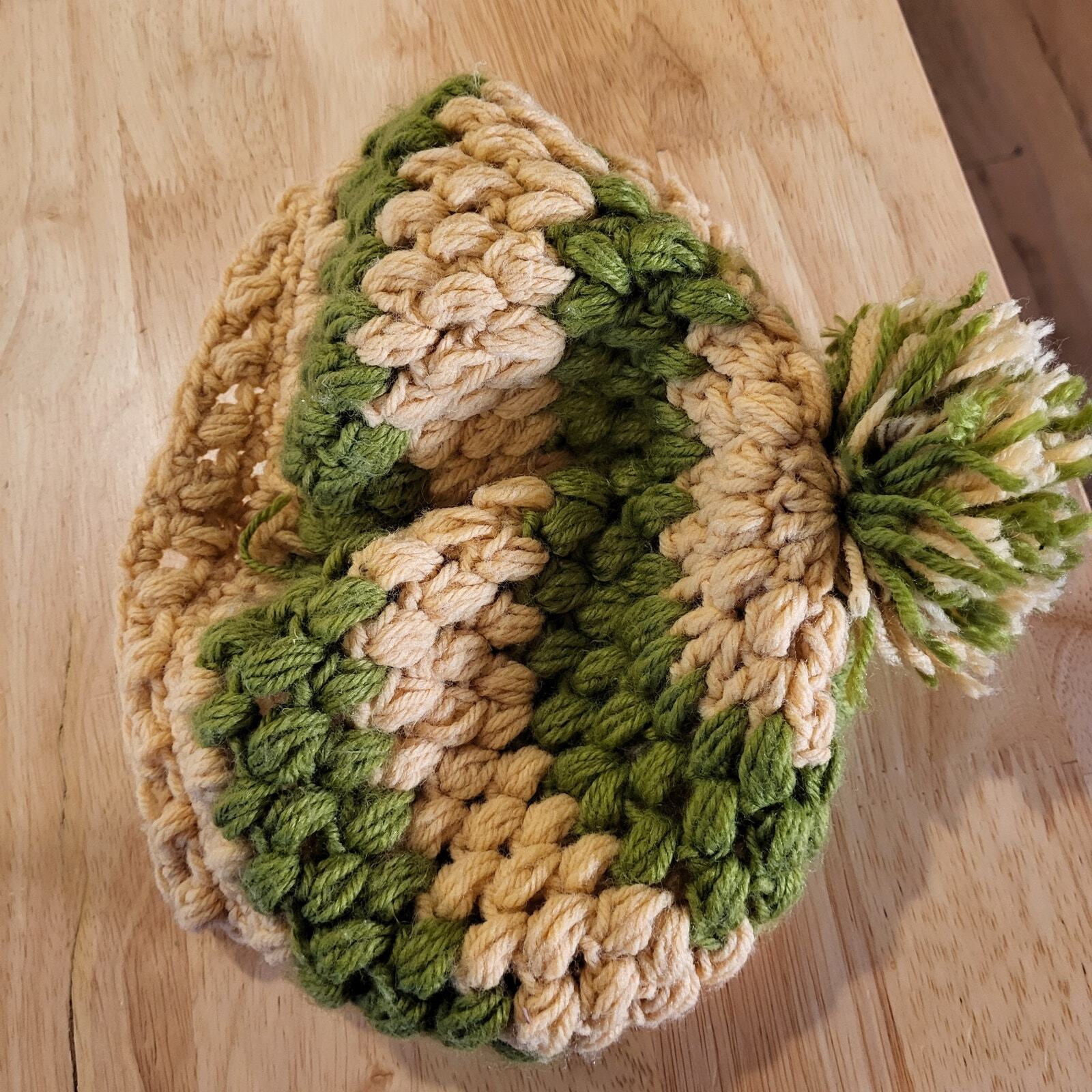 Green hand knit beret top pom pom golf vintage striped crocheted