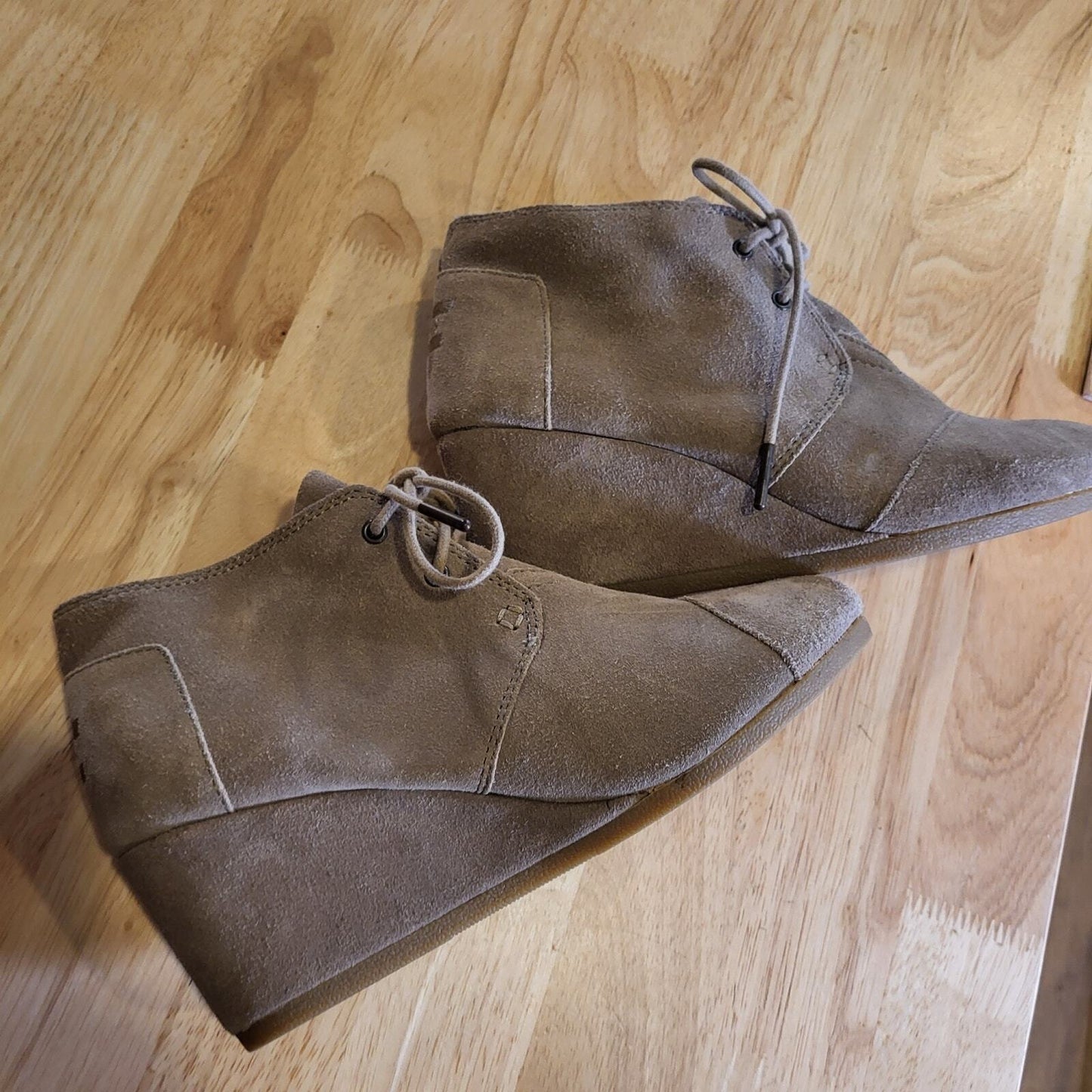 TOMS Gray Suede Leather Wedge Tie 8.5 