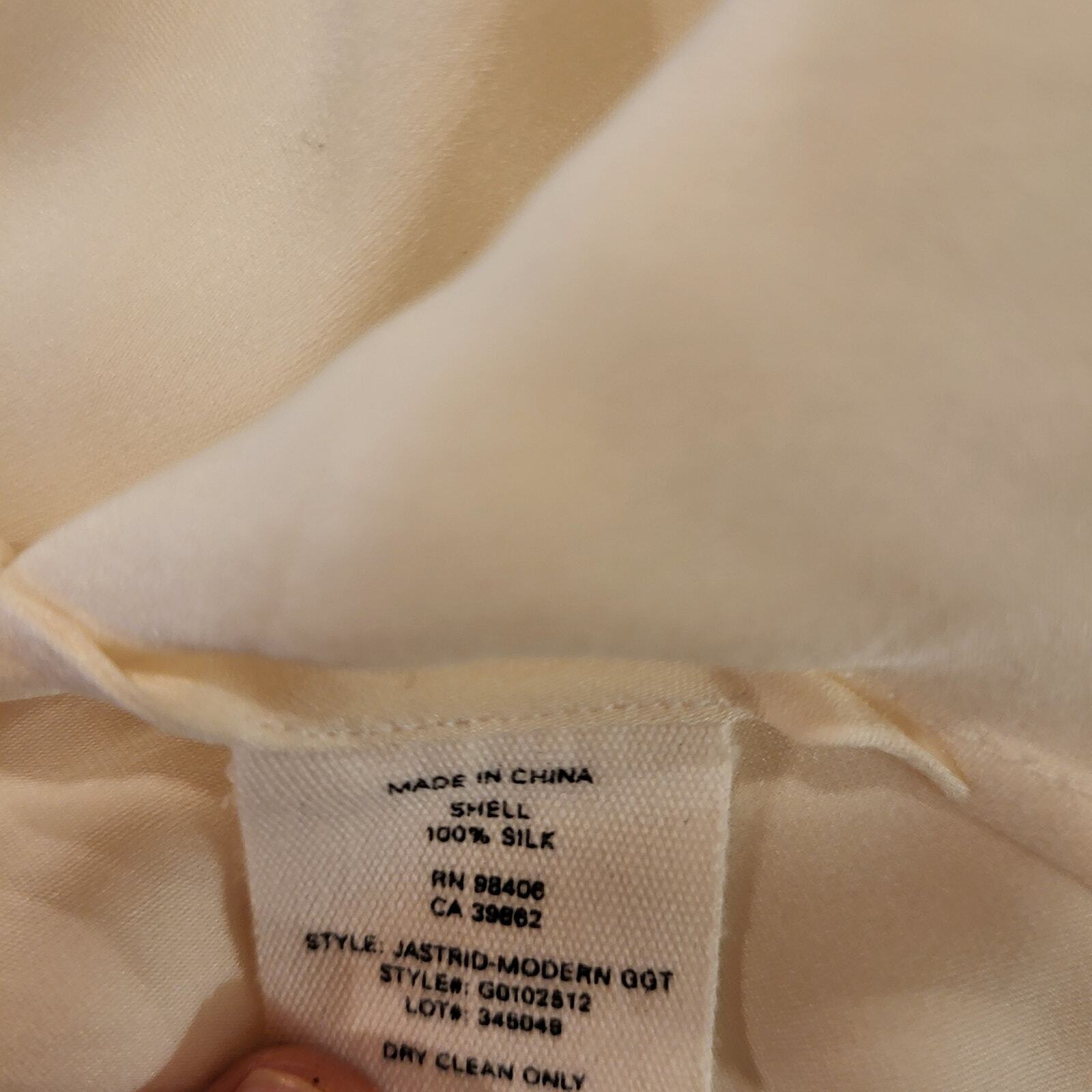 Theory 100% Silk Cream  Ruffle Sleeveless Blouse 