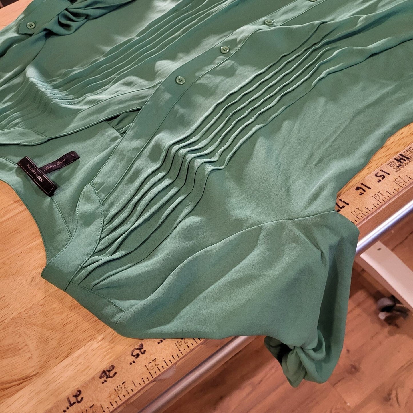 BCBGMAXAZRIA Green Rayon 3/4 length sleeve Blouse XS Pleated 20" Pit to pit 