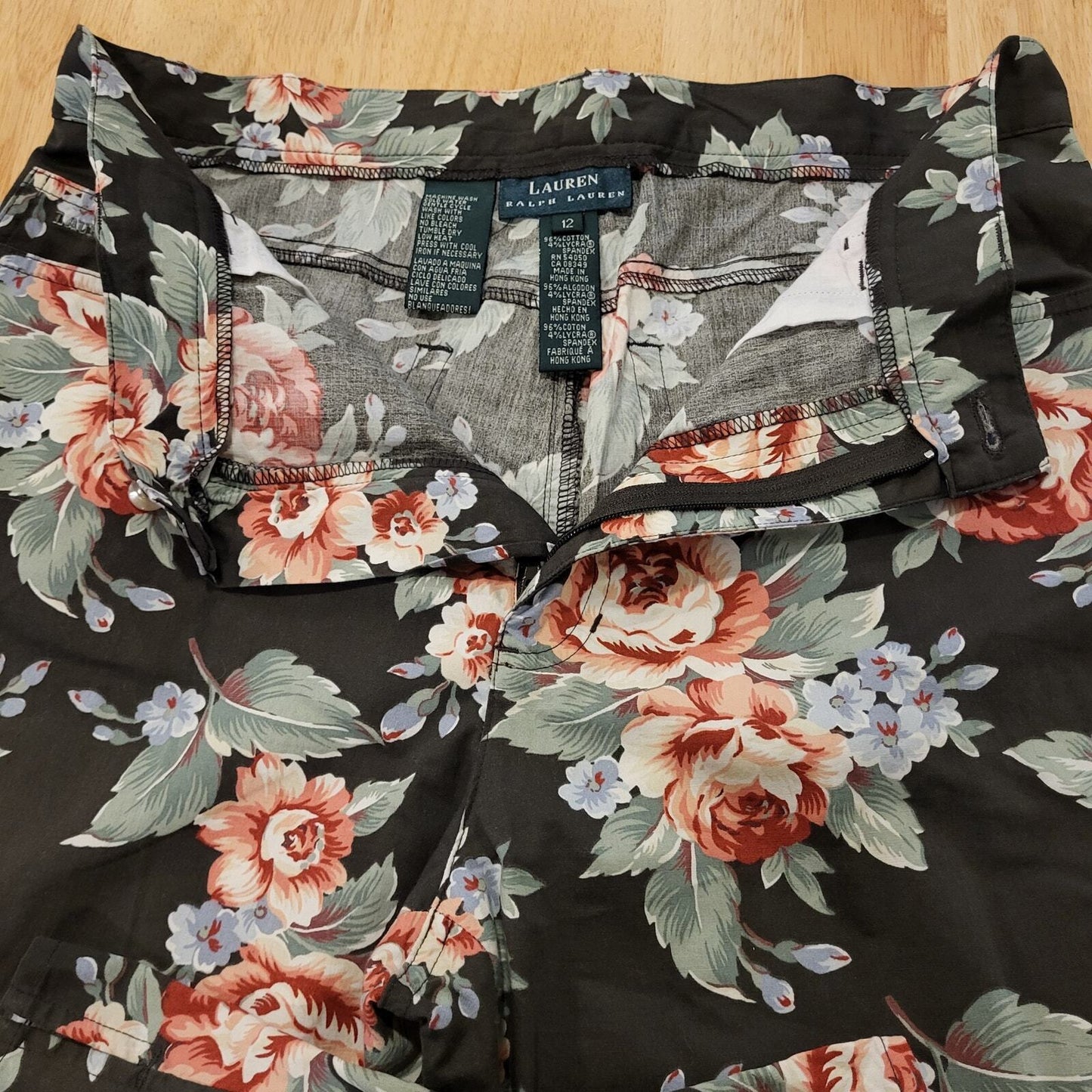  Lauren by Ralph Lauren cotton size 12 Black background floral print cropped