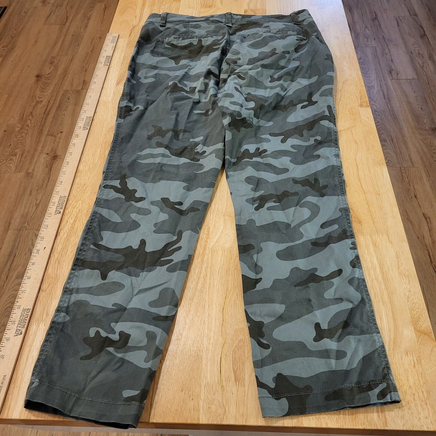 Gap size 8 Girlfriend Khakis Green camouflage  straight leg button zip 32" Waist