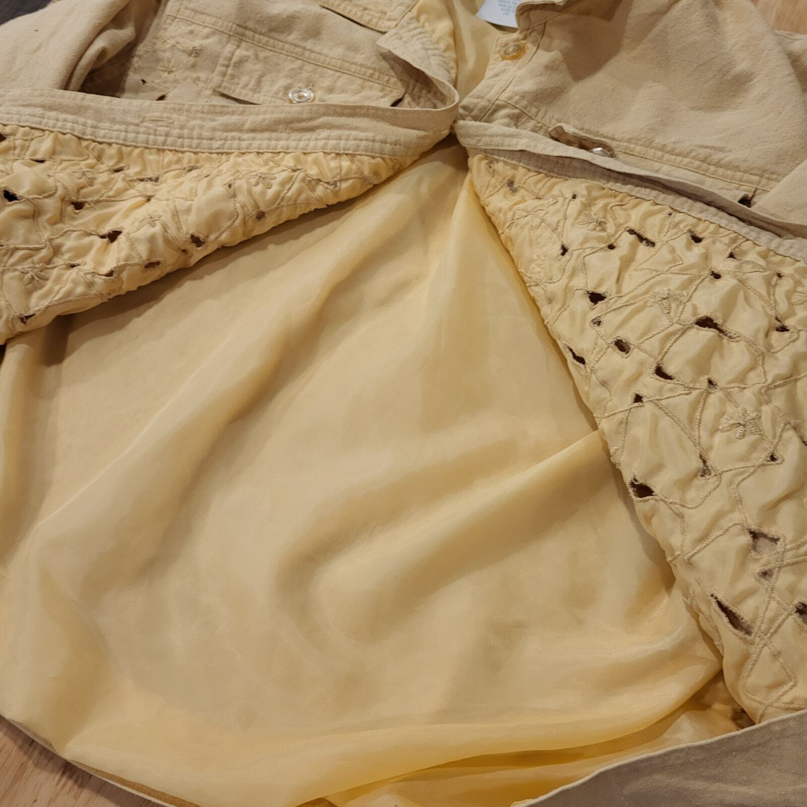 220 Hickory Raw Silk Pastel Yellow Cutout Floral Lined Button Collar 22" P2P