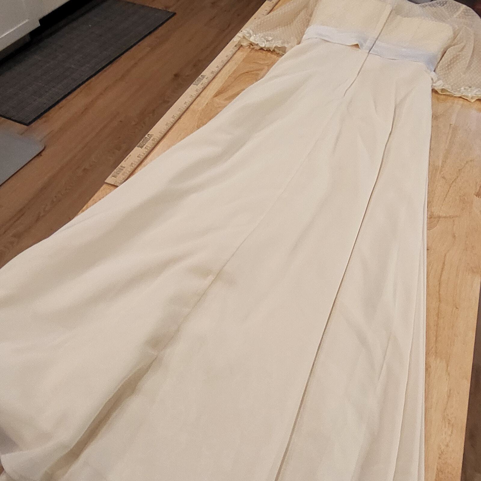 Beautiful Cream formal Wedding Gown Lace Overlay Satin Ribbon 26" waist