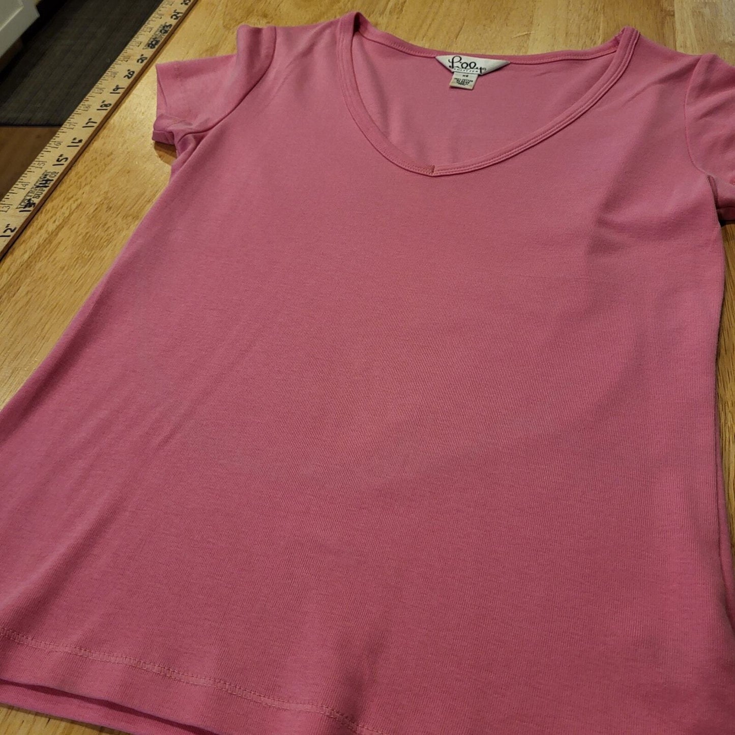 Lilly Pulitzer pink v-neck 100% Pima cotton t-shirt small