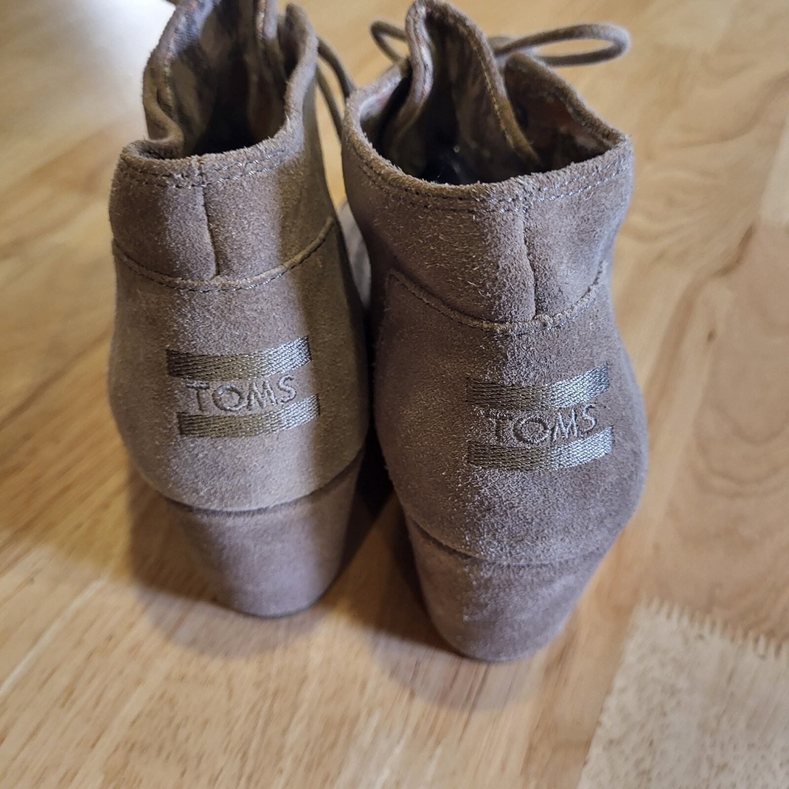 TOMS Gray Suede Leather Wedge Tie 8.5 