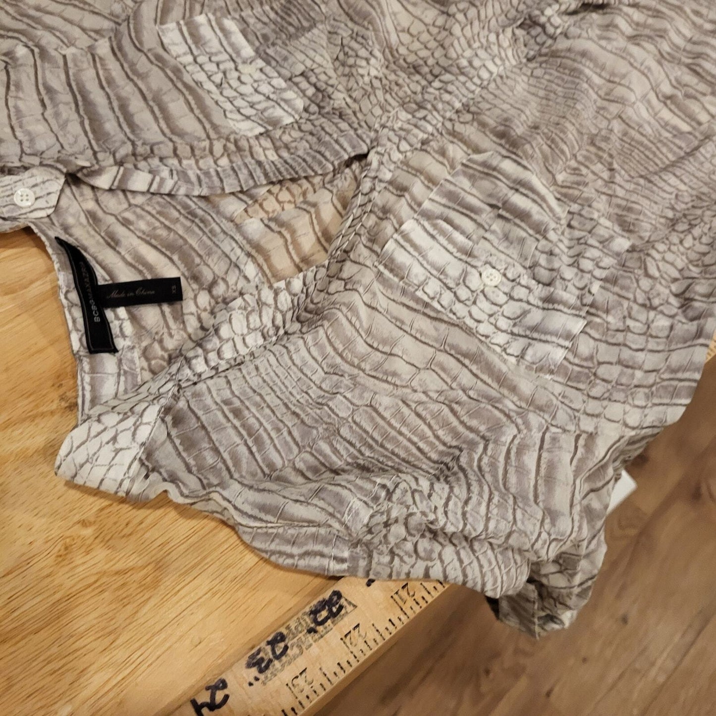 BCBGMAXAZRIA xs Snake Skin Print Rayon Blouse Cuff Sleeve Button Gold