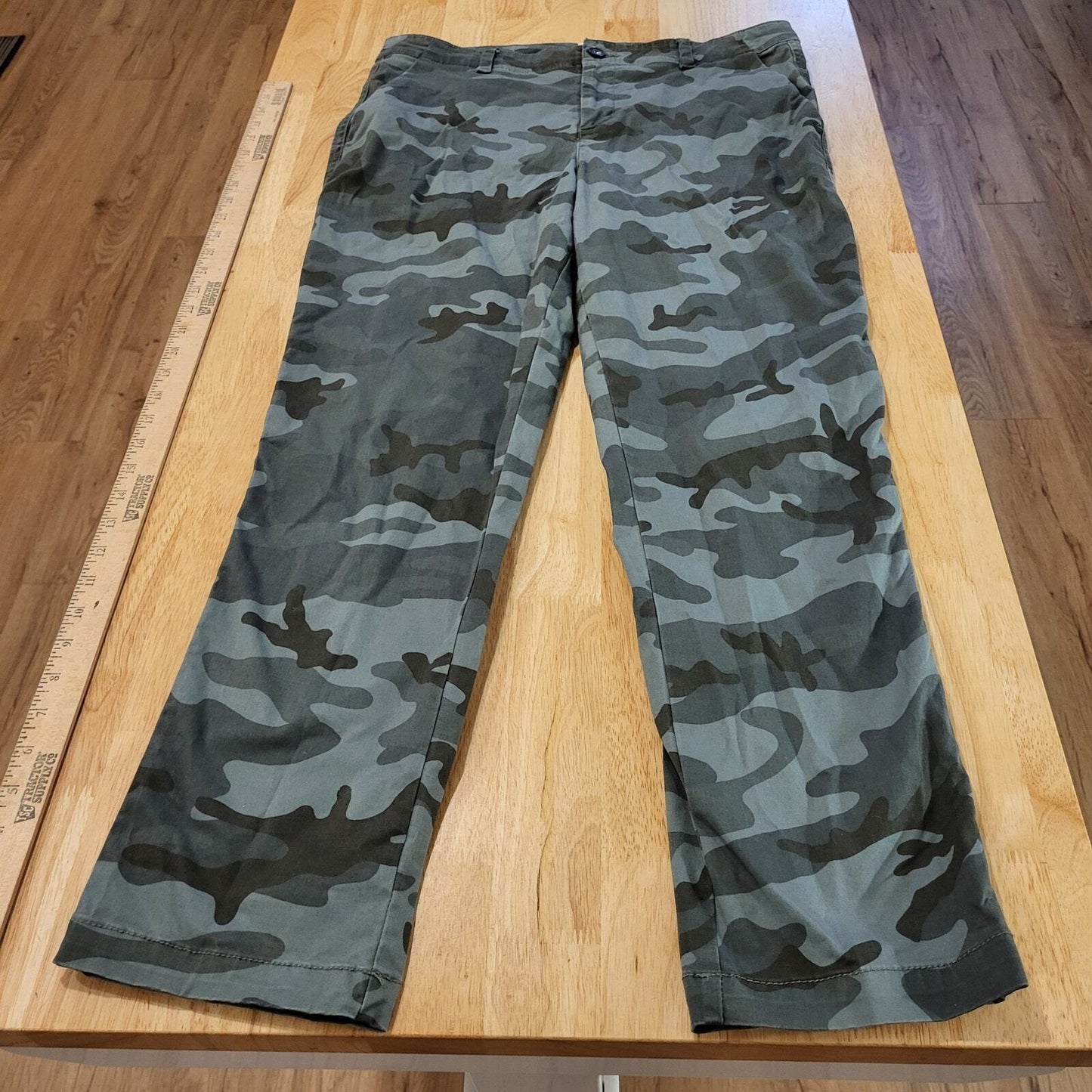 Gap size 8 Girlfriend Khakis Green camouflage  straight leg button zip 32" Waist