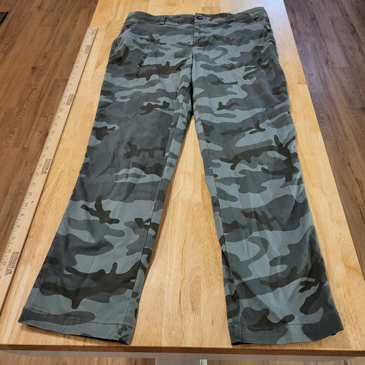 Gap size 8 Girlfriend Khakis Green camouflage  straight leg button zip 32" Waist
