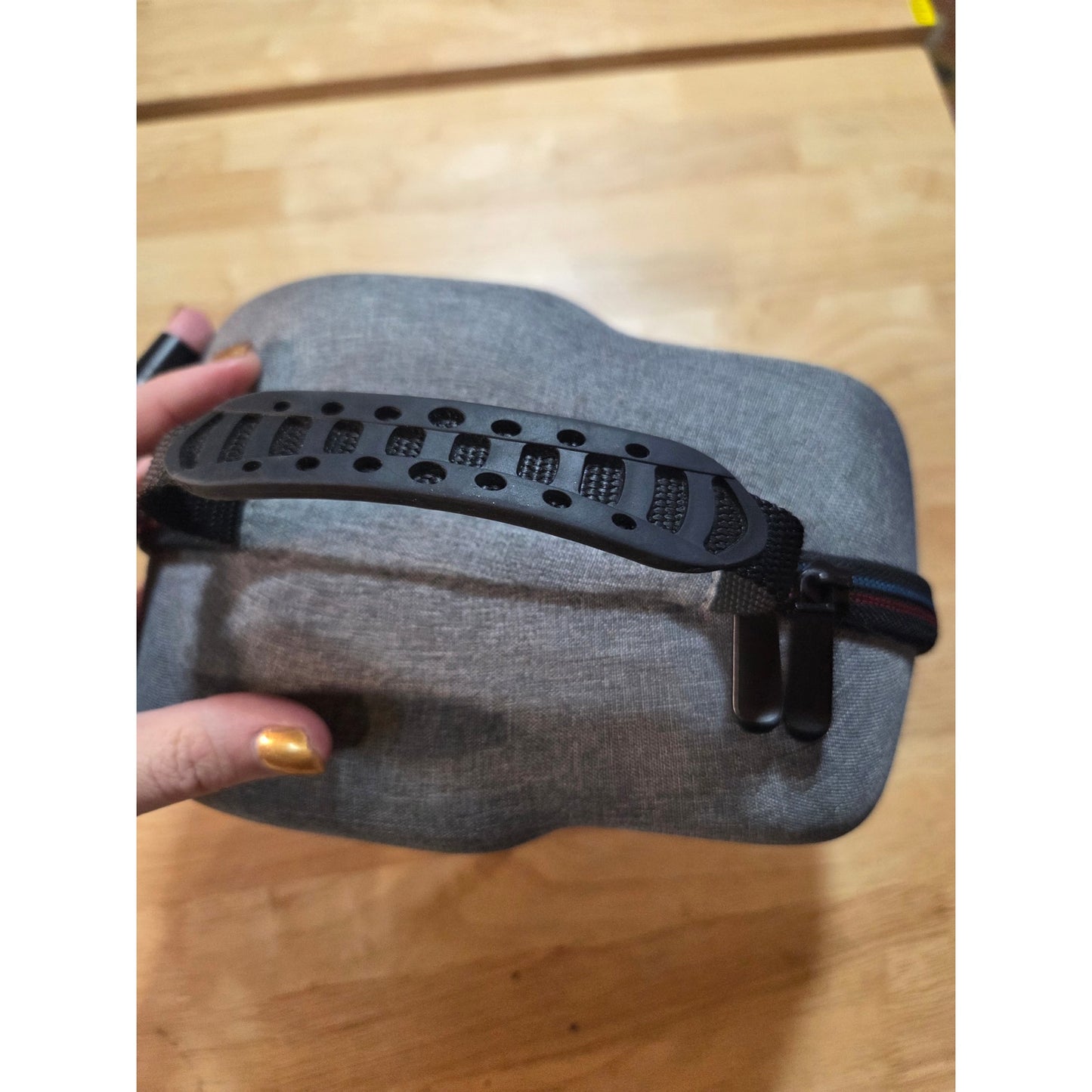 Oculus VR headset case needs a little glue good condition otherwise oculus
