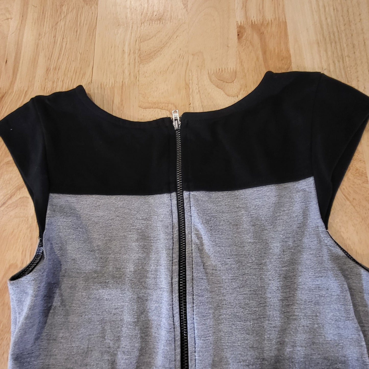 French Connection Black Gray White Sleeveless Jersey Knit Pencil Dress Zip