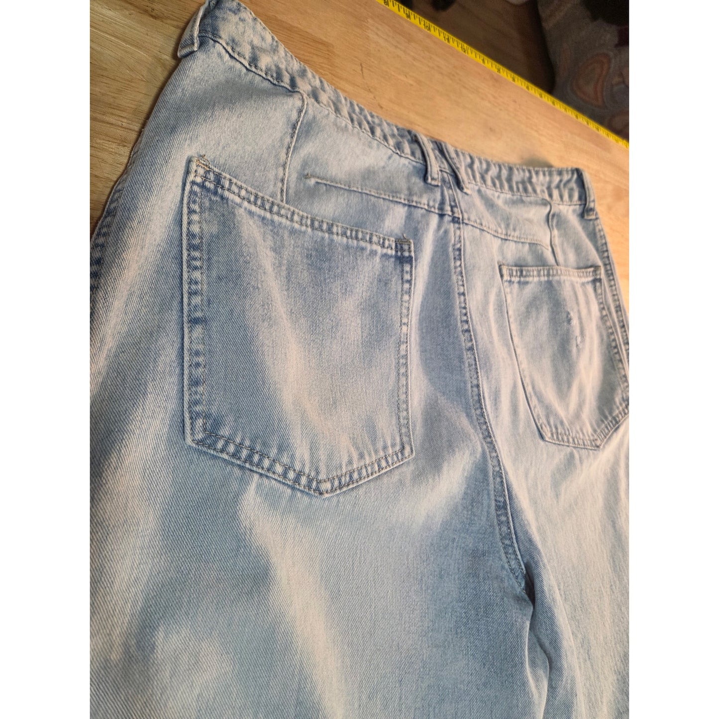 Light acid washed barrel jeans 36-in waist