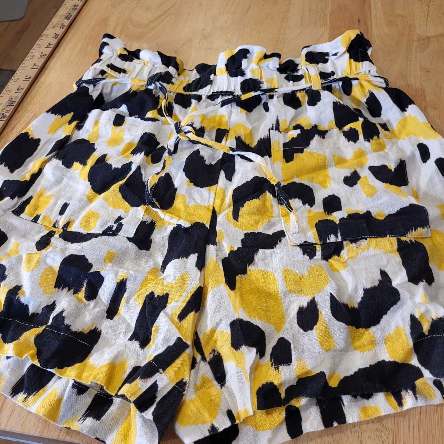 Who What Where Linen Rayon Yellow & Black Abstract Elastic Waist Shorts Small