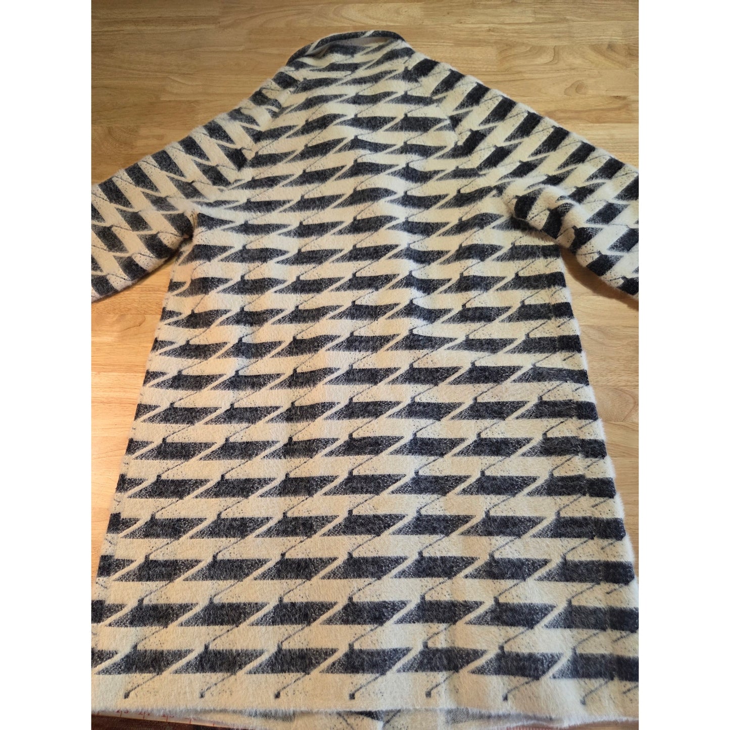 Cliche wool blend houndstooth knit mid-length sweater patch pockets very soft L