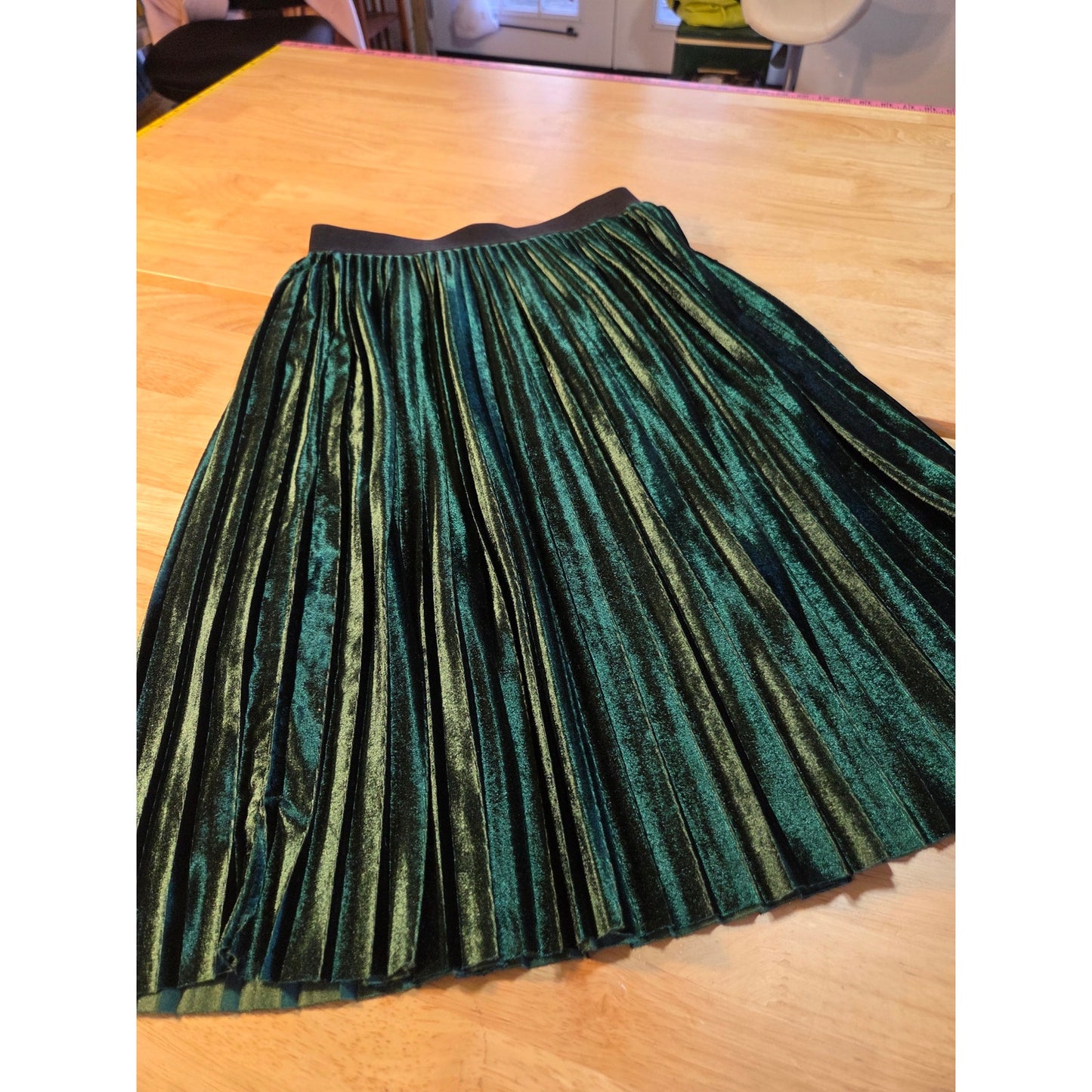 Lili's closet Xs Petite elastic waist green velvet pleated knee length skirt