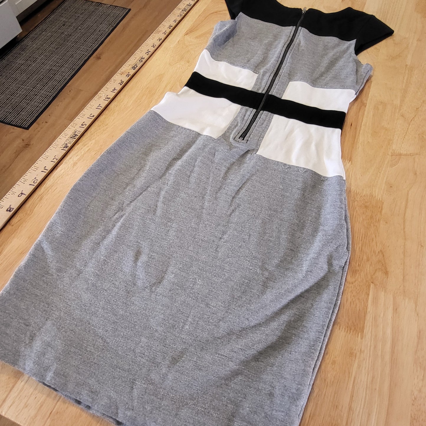 French Connection Black Gray White Sleeveless Jersey Knit Pencil Dress Zip