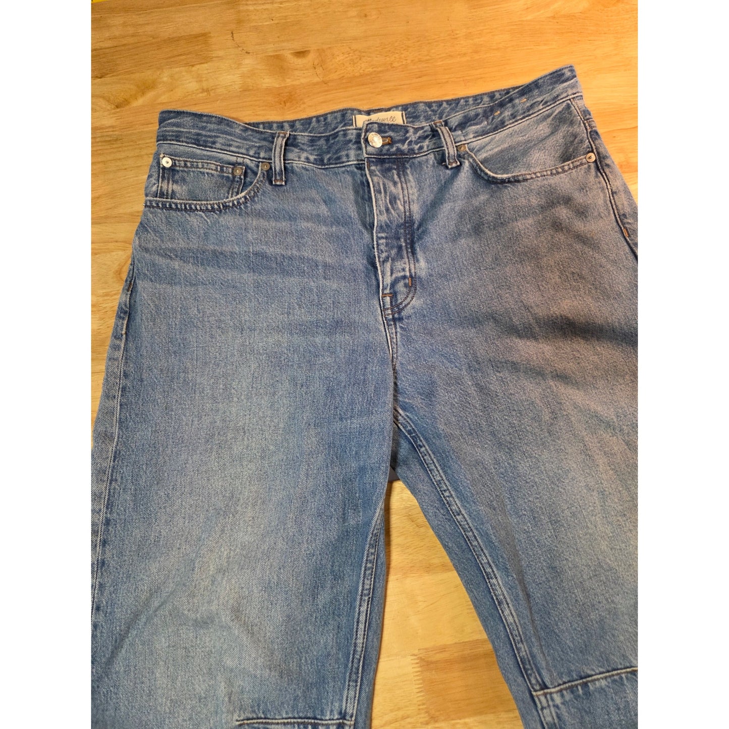 Madewell The Darted Barrel leg Jean size 30 light wash