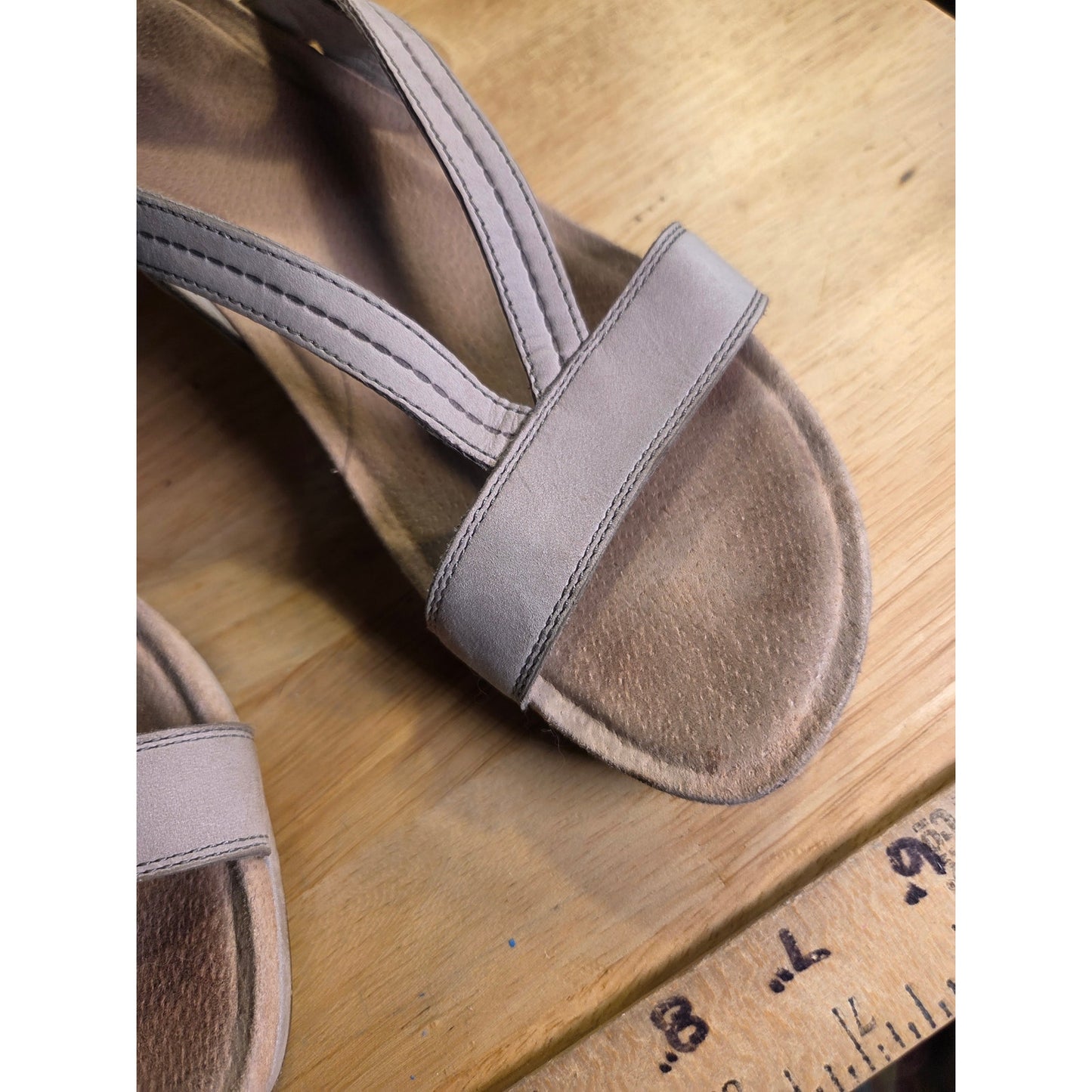 Ugg Beige Ultrasuede Strappy Wedge Sandel Buckle Stretch Size 9 rubber sole