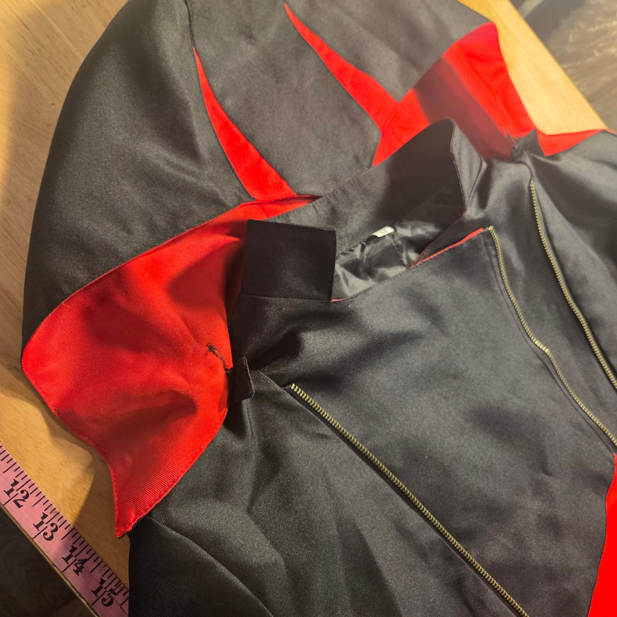 Assassin's Creed red black hooded zip jacket Tails button detail size medium