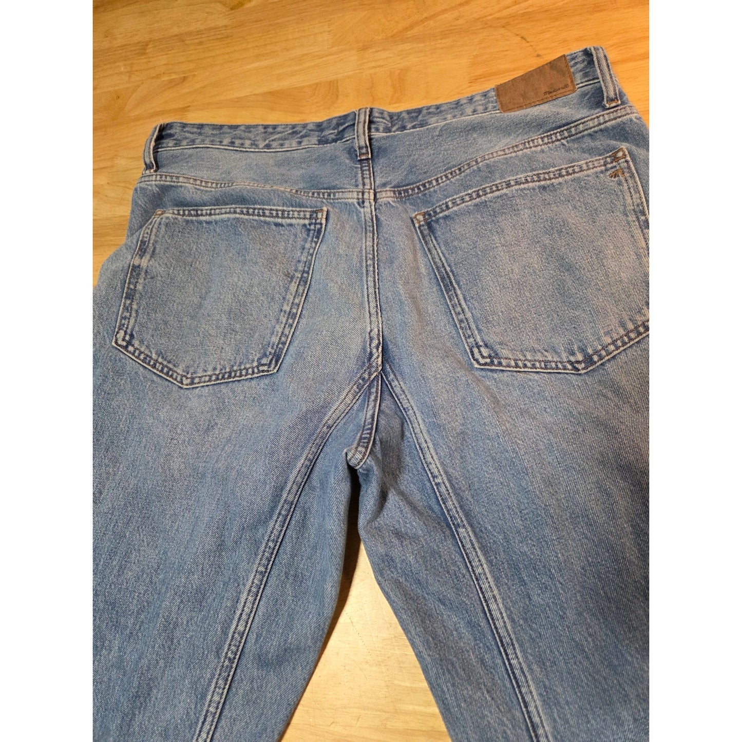 Madewell The Darted Barrel leg Jean size 30 light wash